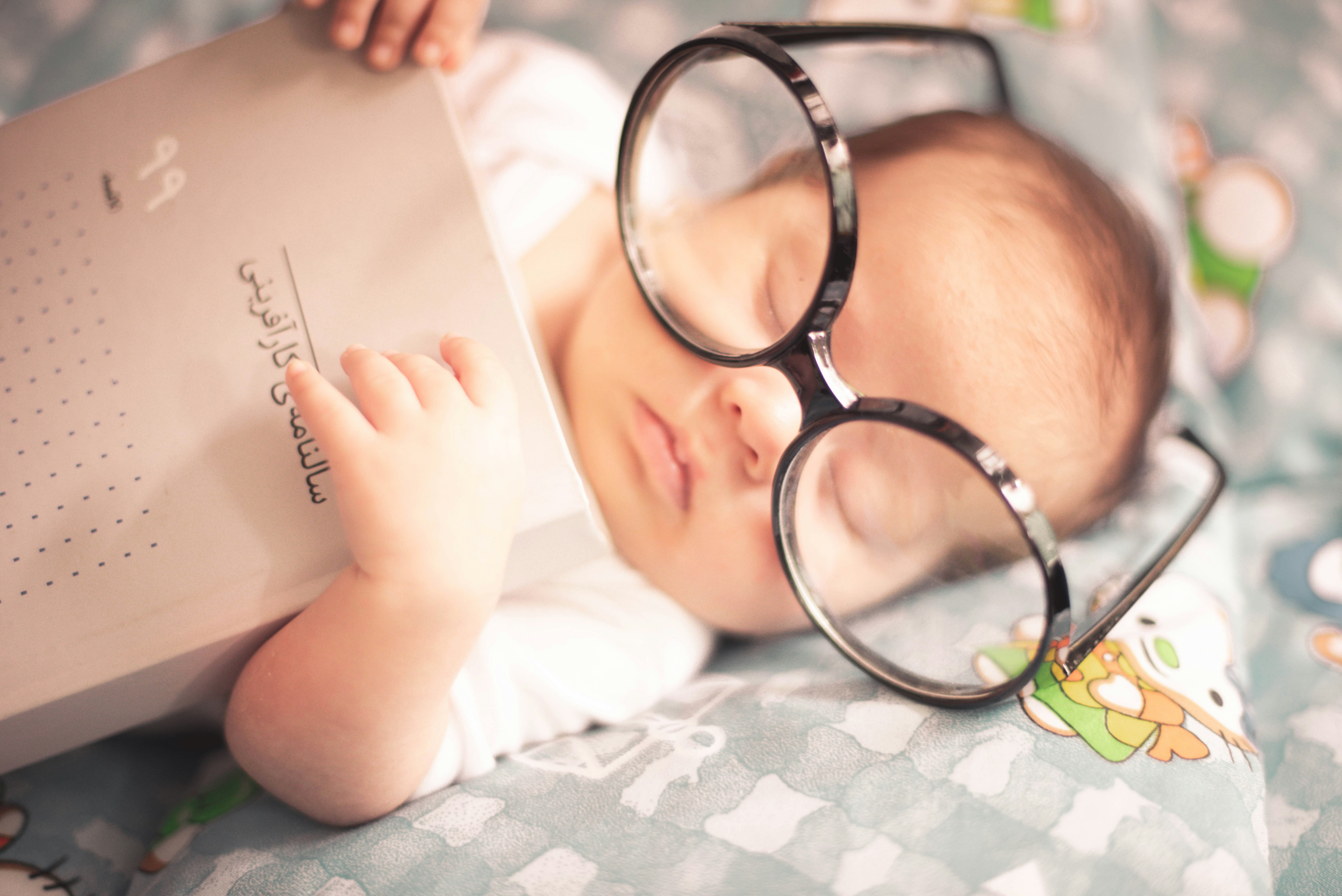 Comment savoir si bébé voit bien ? Signes et conseils pour parents