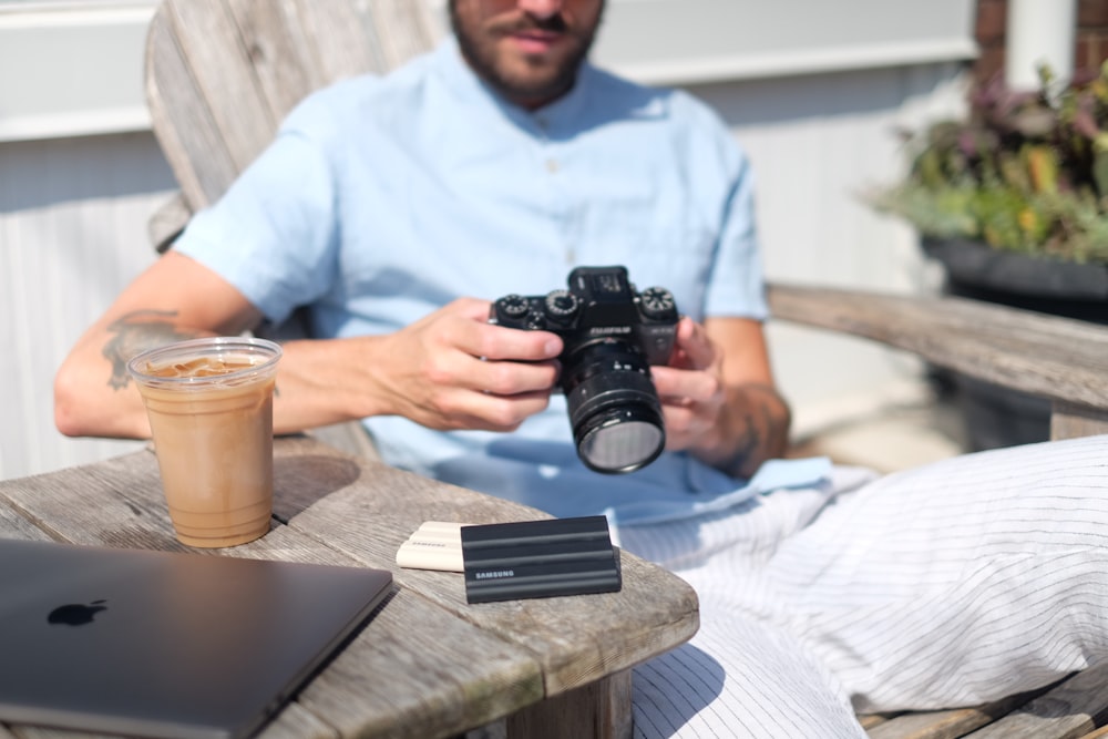 Un uomo che tiene una macchina fotografica