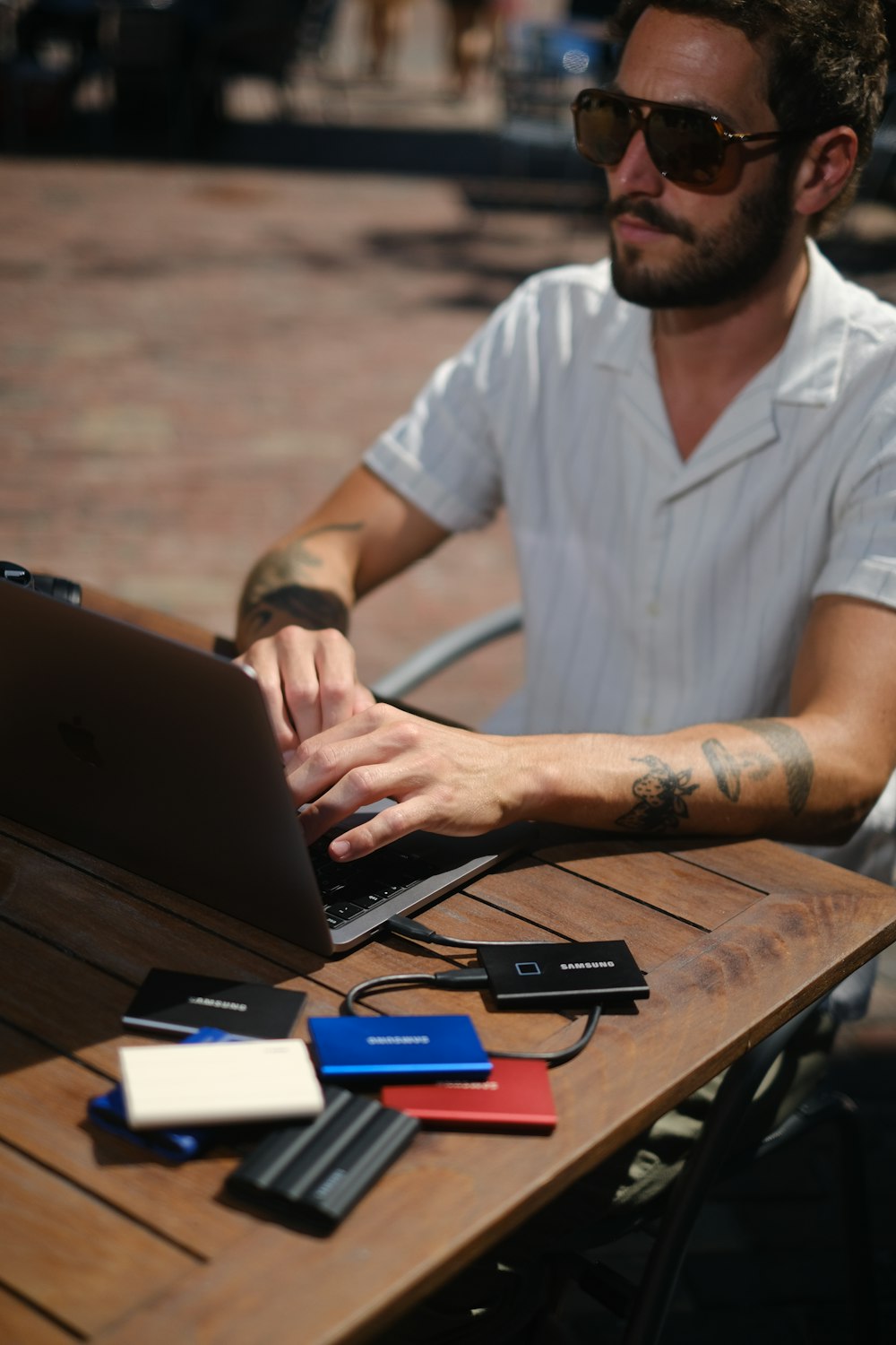 Un hombre sentado en una mesa con una computadora portátil