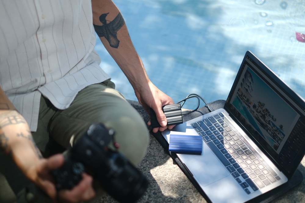 un homme utilisant un ordinateur portable