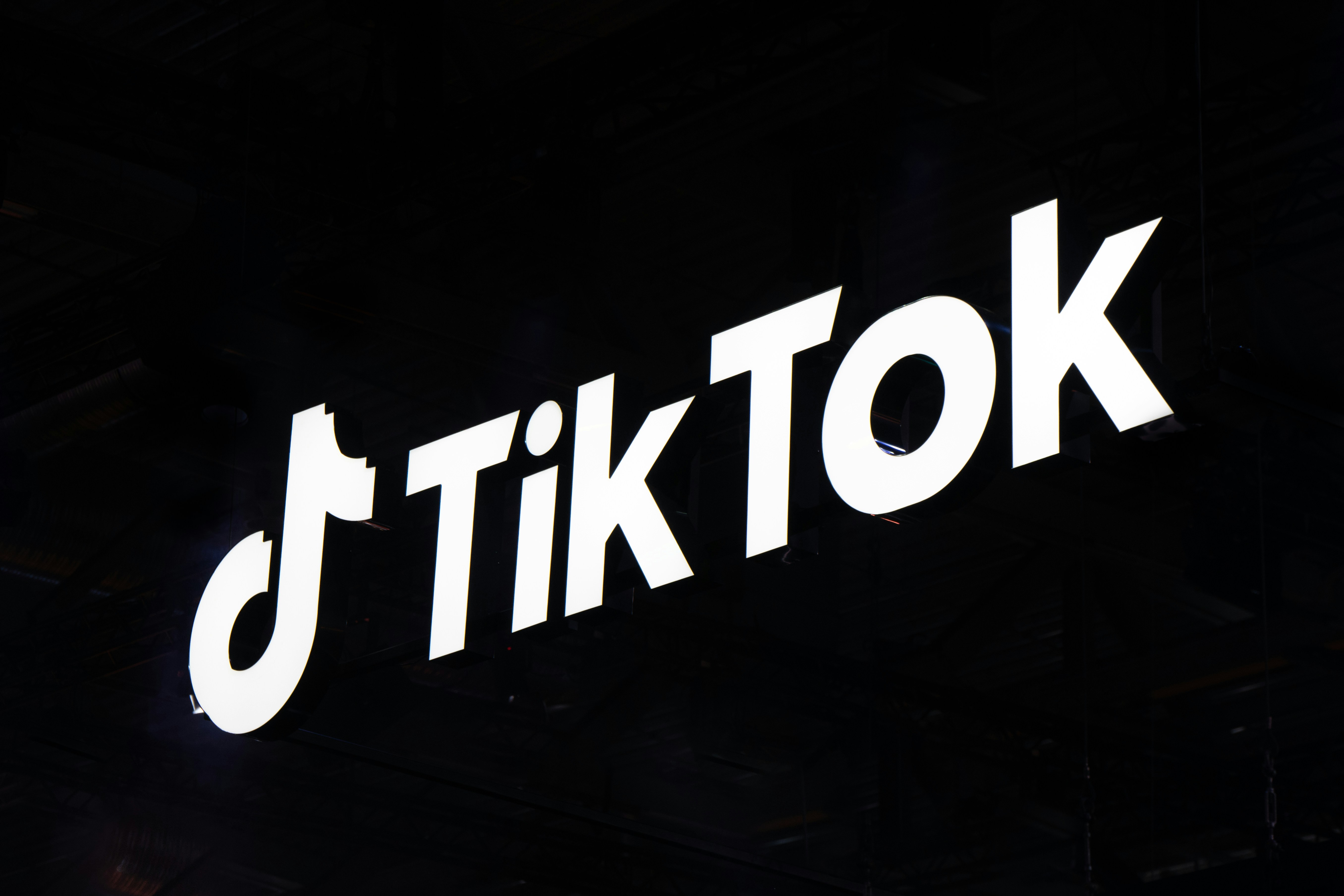 Las celebridades dicen que están siendo censuradas por TikTok después de hablar en contra de ICE