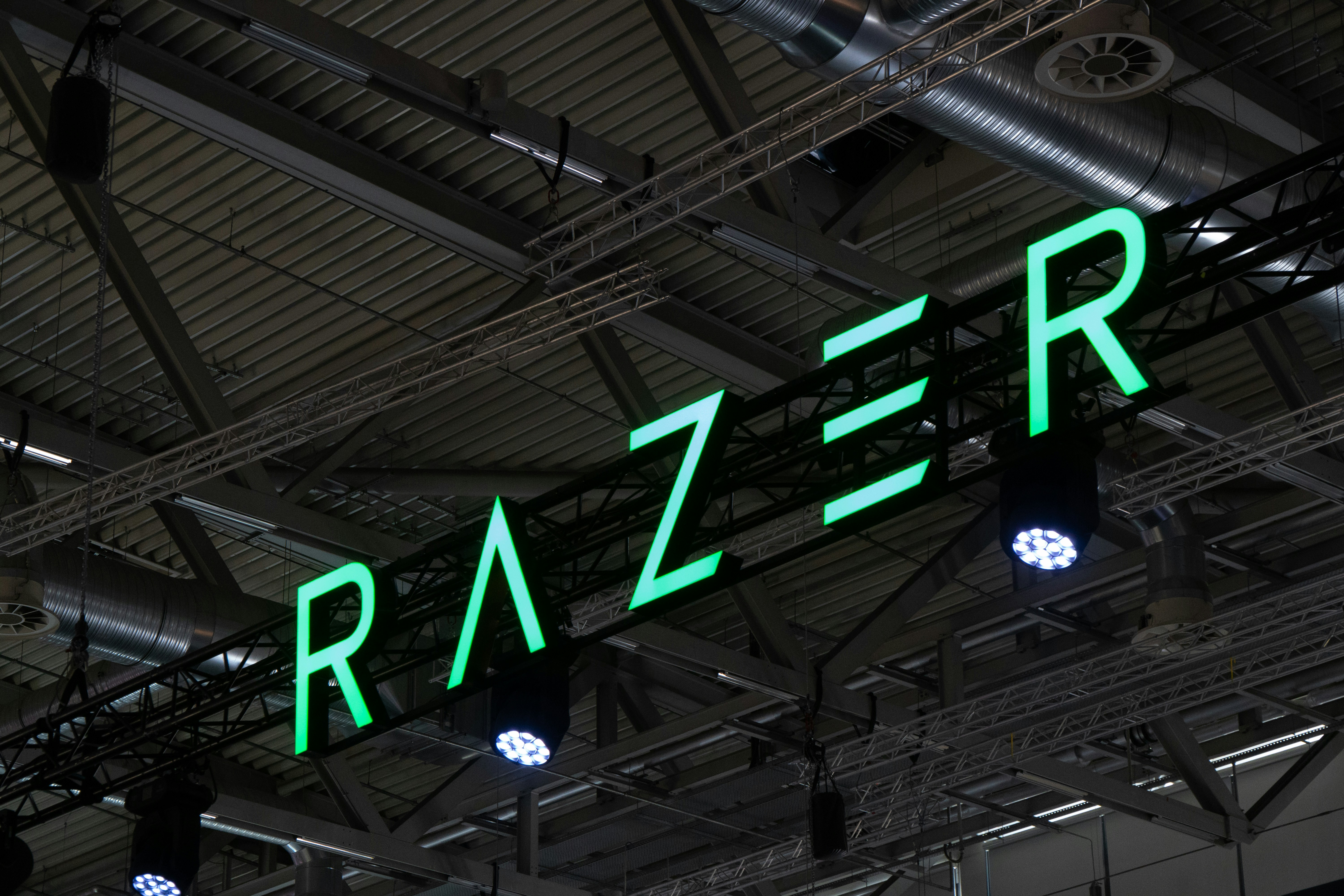 un cartello con luci verdi