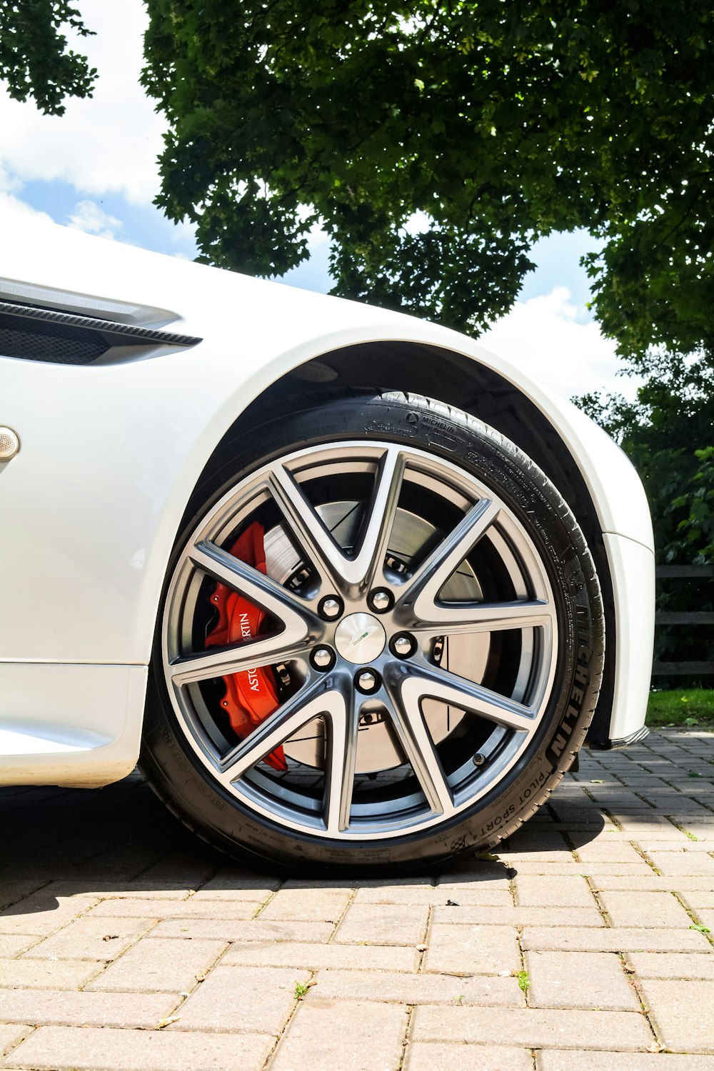 un'auto con una grande ruota