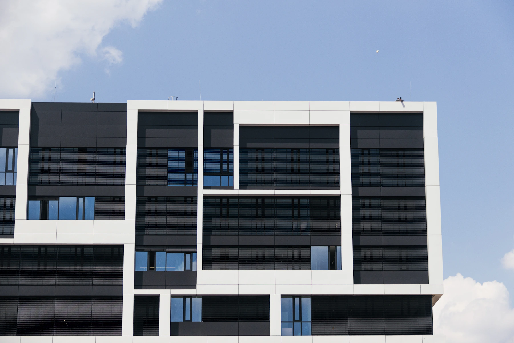 Façade vitrée d’un bâtiment contemporain