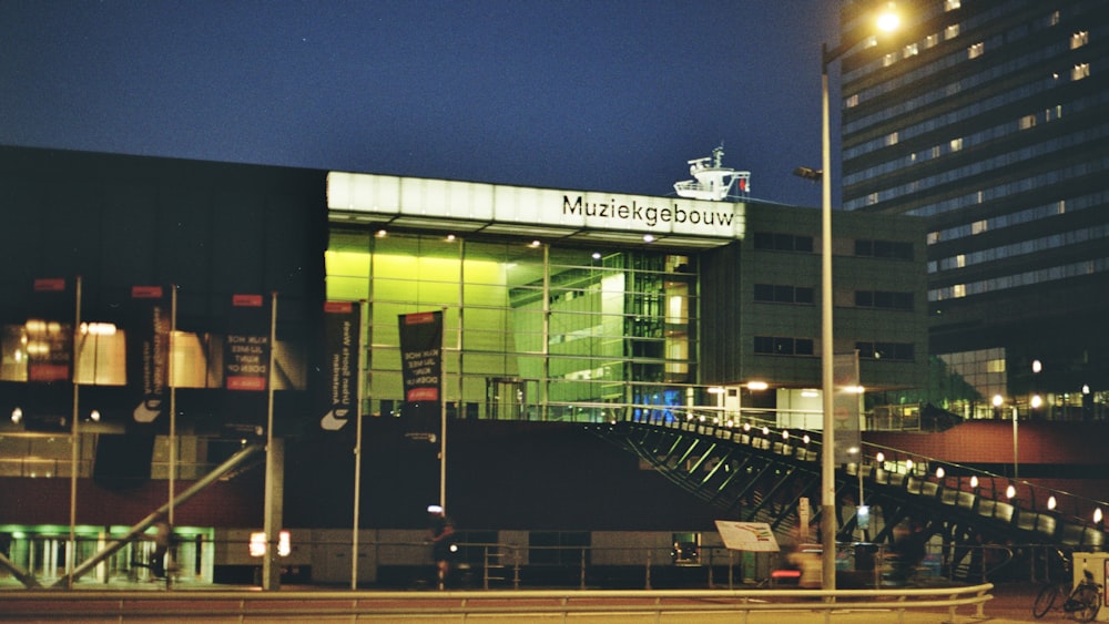 um grande estádio com um grande sinal