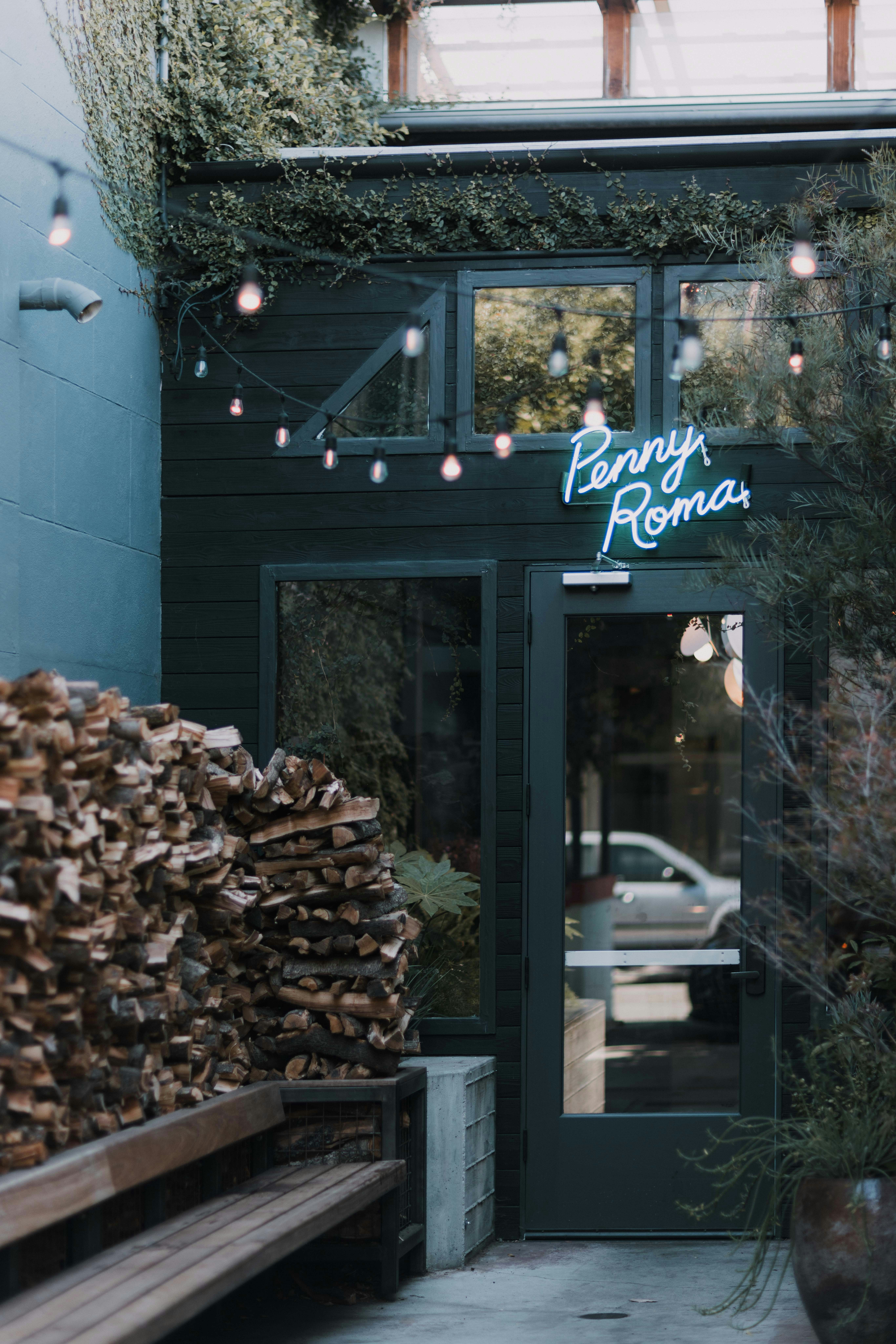 ein Kamin vor einem Backsteingebäude