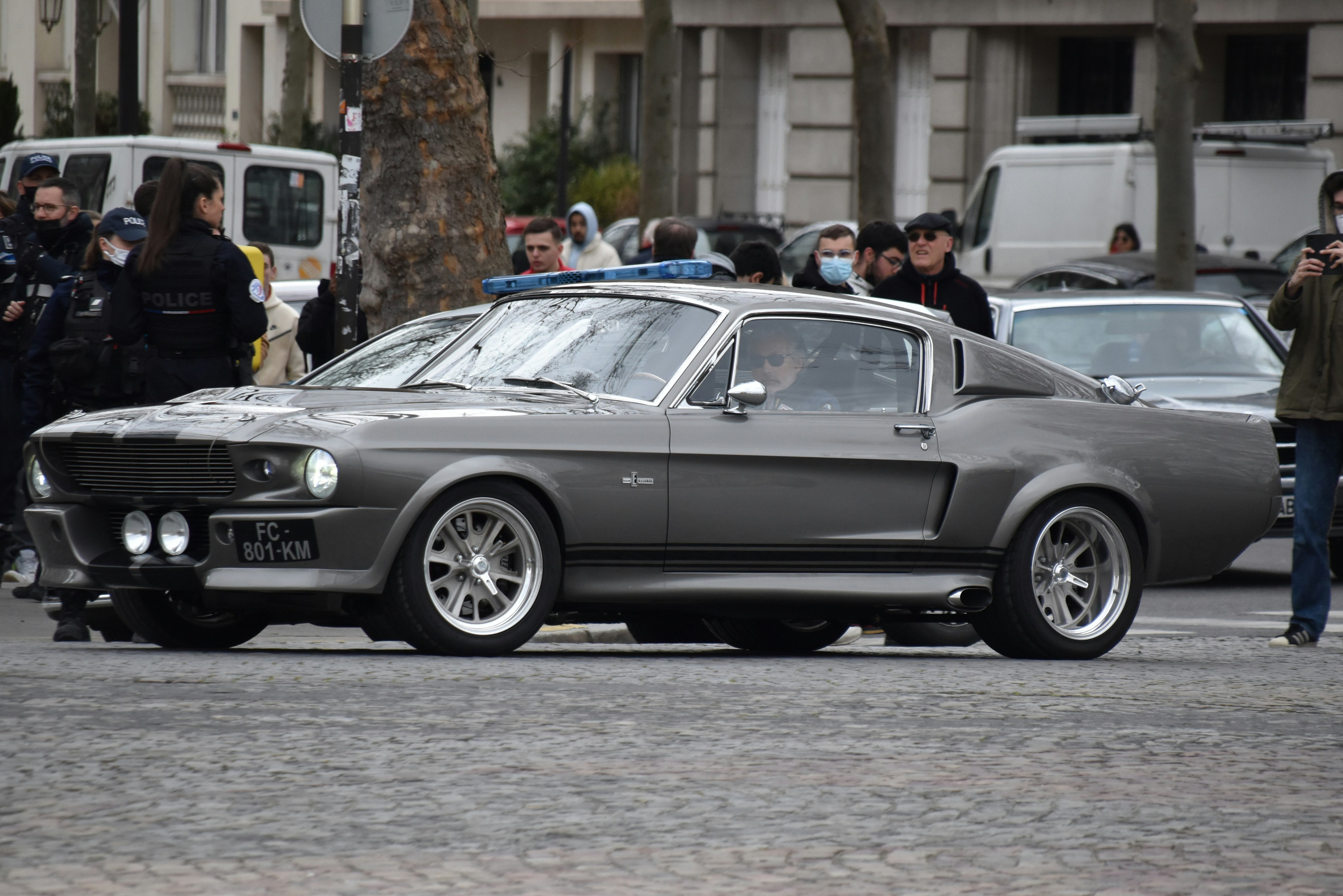 Une voiture garée sur le bord de la route avec des gens autour photo Photo Place Vauban