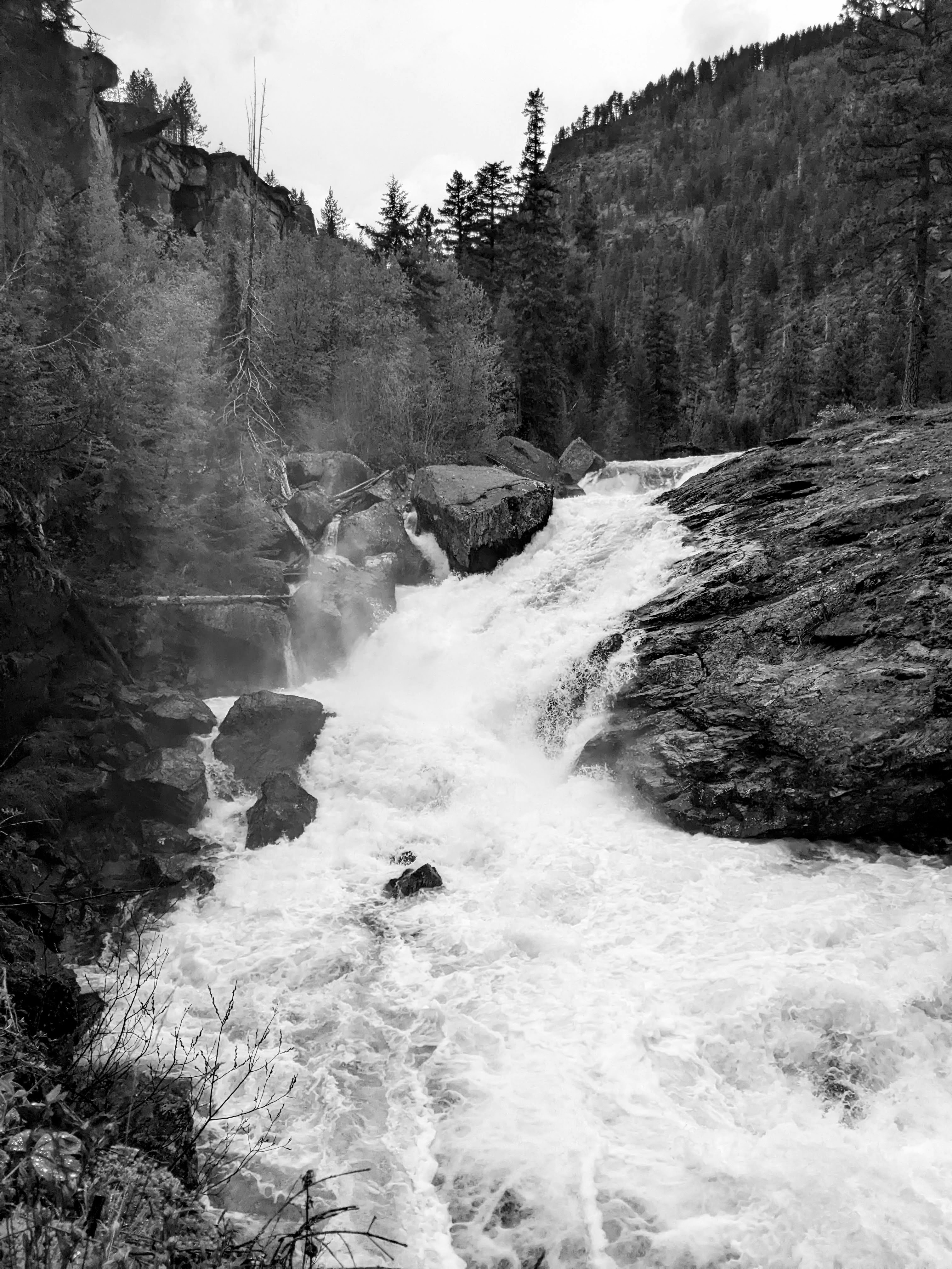 um rio que flui através de uma área rochosa