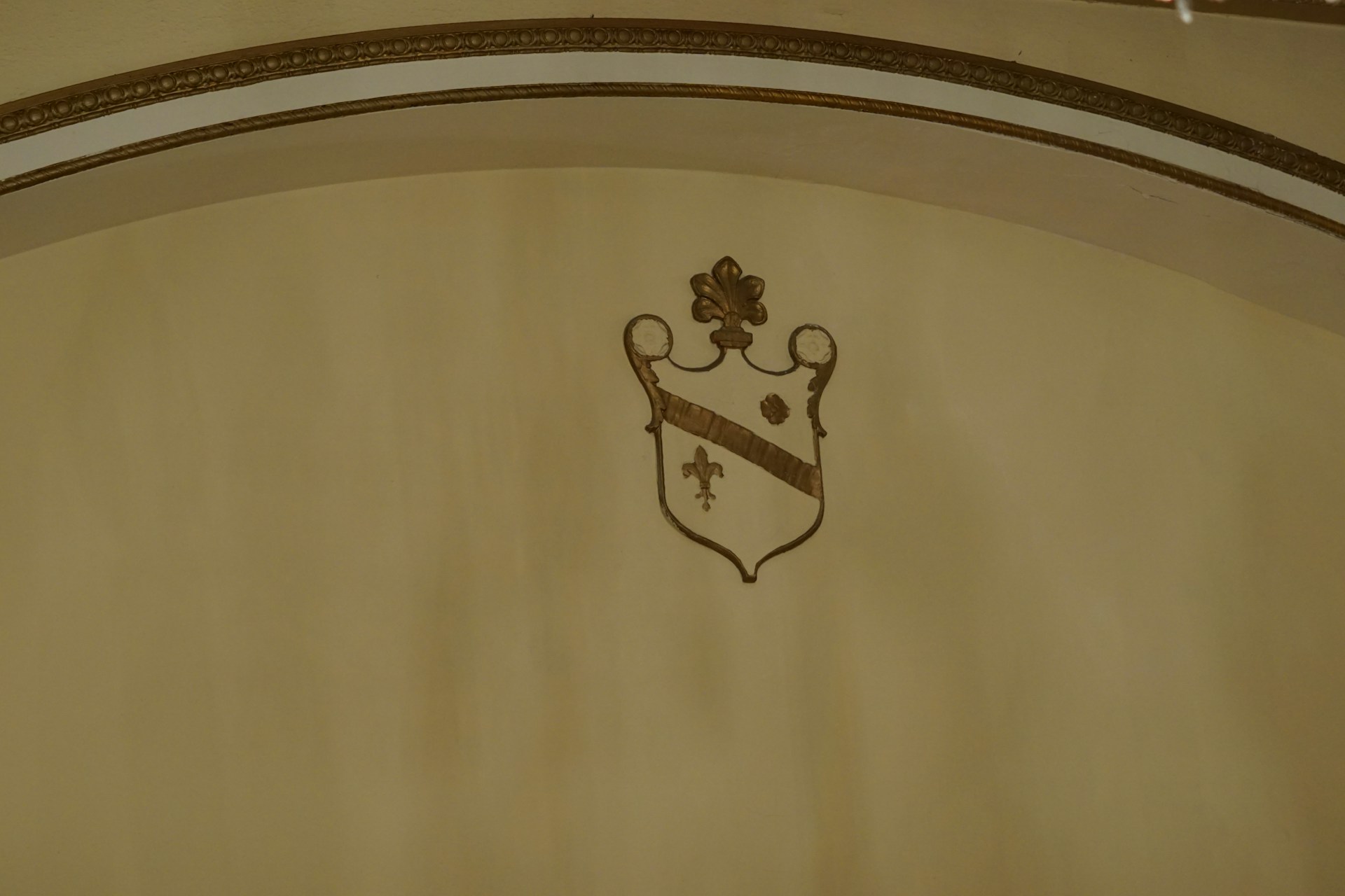 gray computer monitor