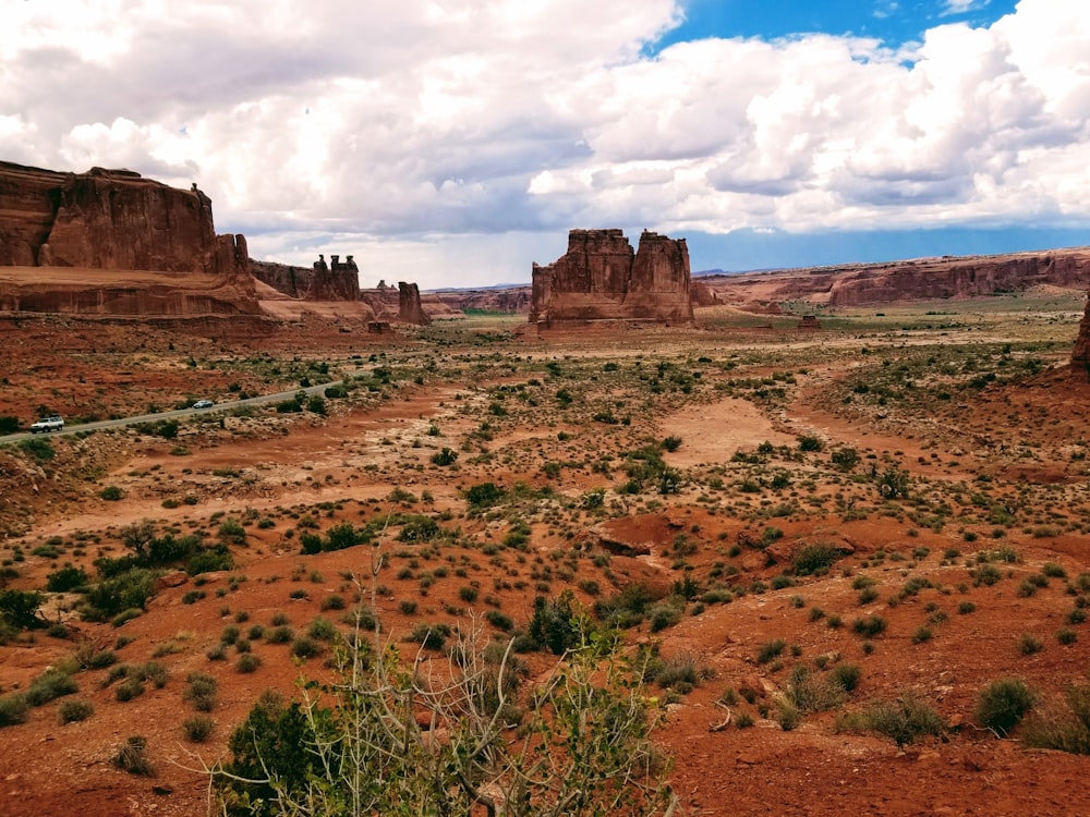 Un paisaje desértico con algunas rocas grandes en la distancia