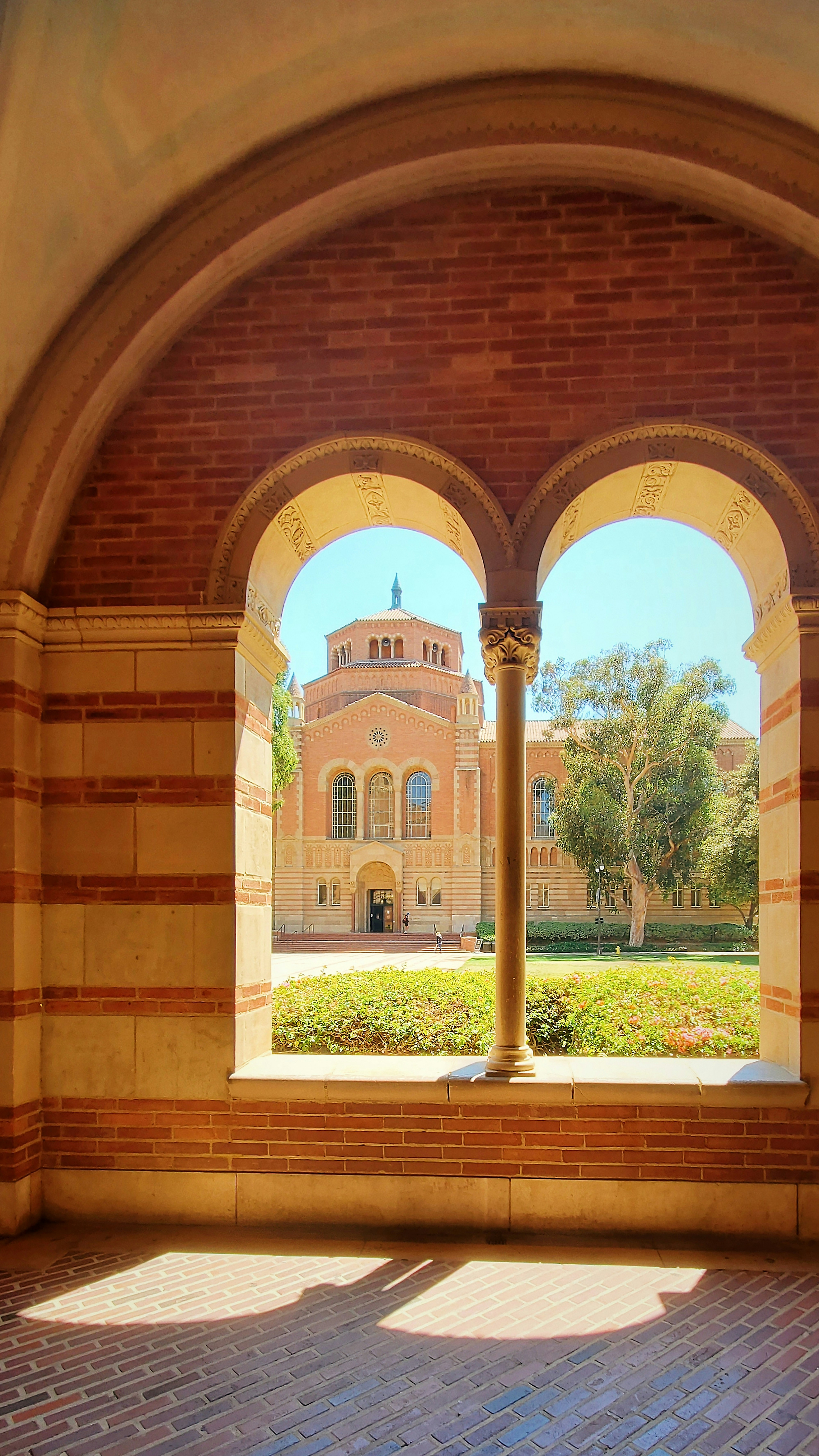um edifício com uma grande porta arqueada