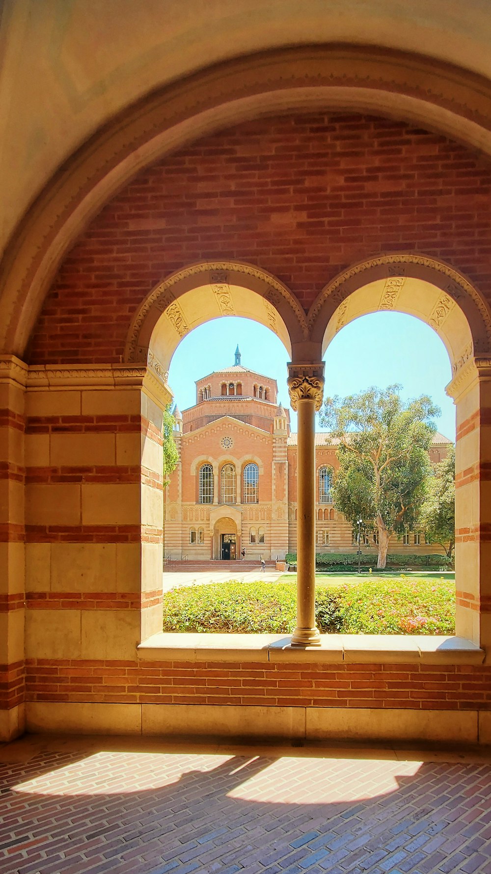 Un edificio con una gran puerta arqueada