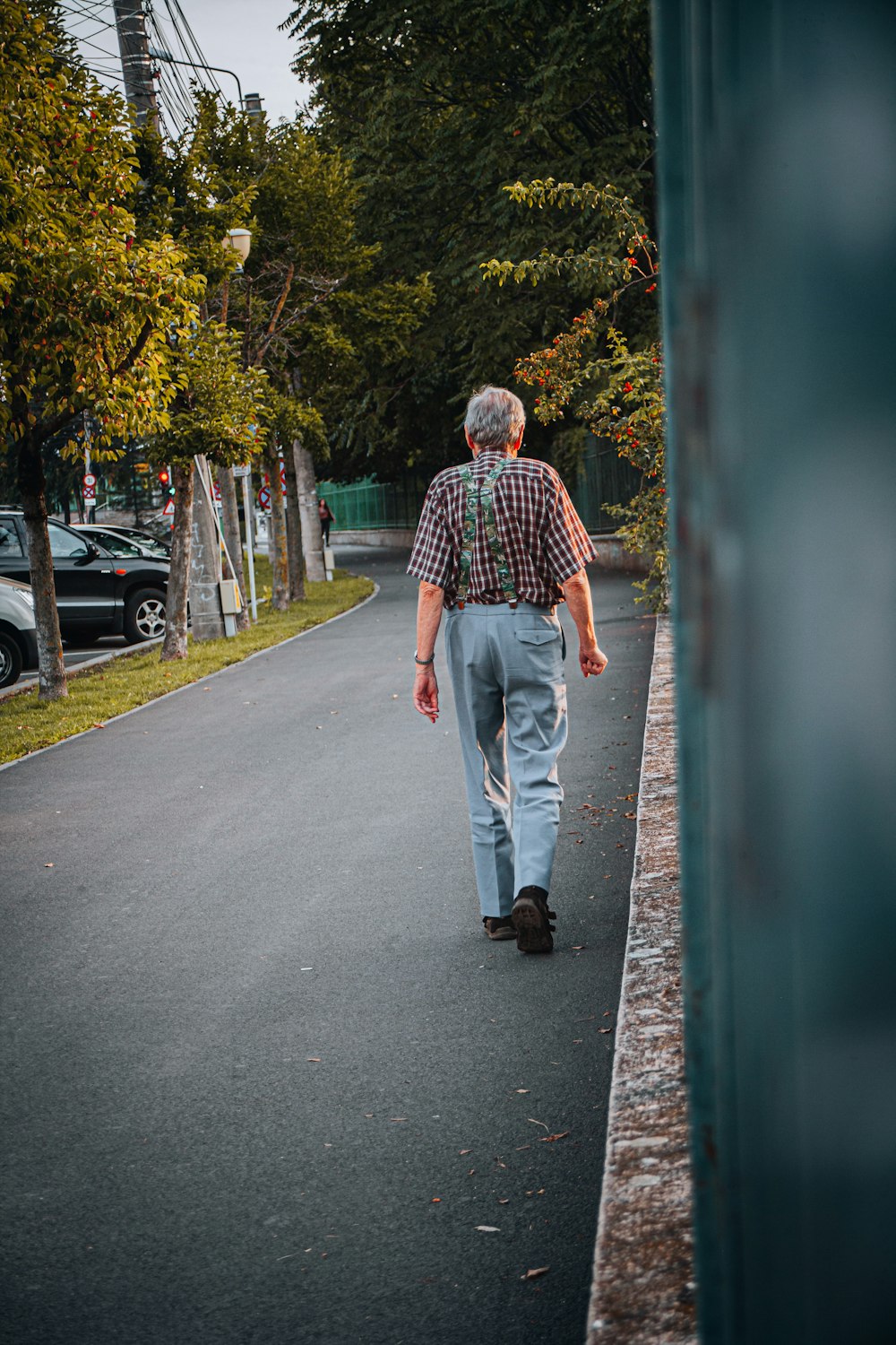 Ein Mann geht einen Bürgersteig entlang