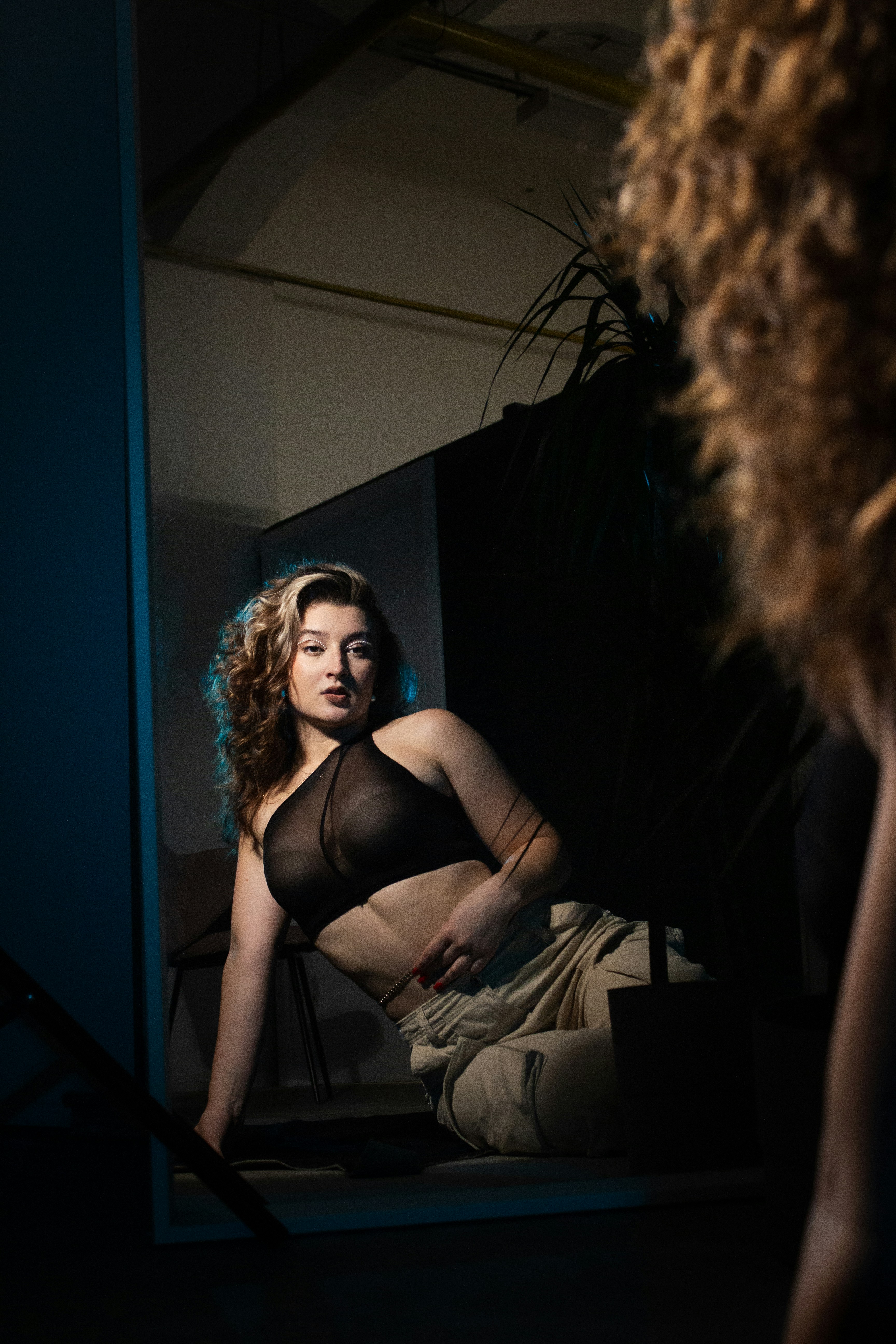 Una donna seduta su un palcoscenico