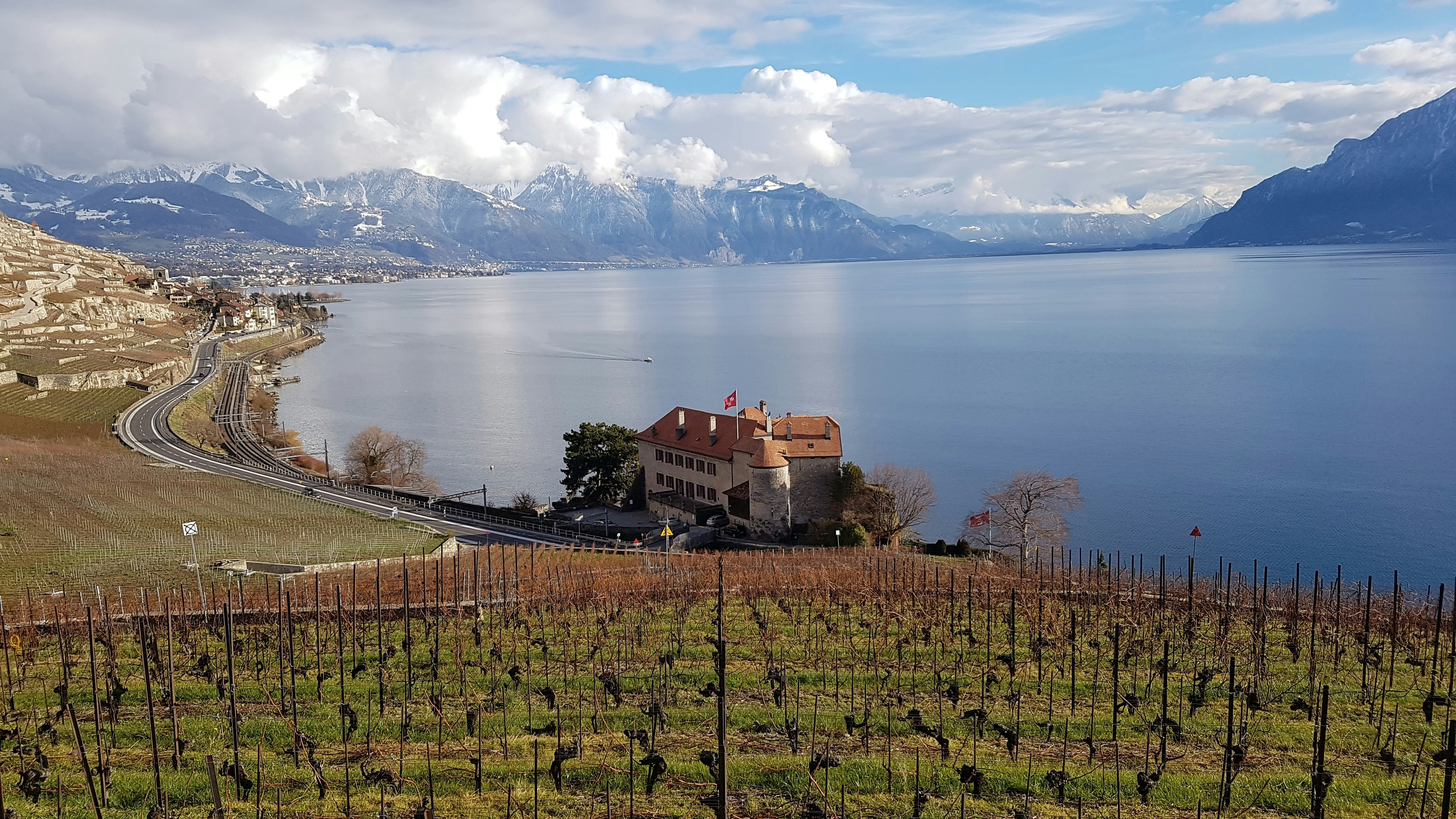 un bâtiment à côté d’un plan d’eau