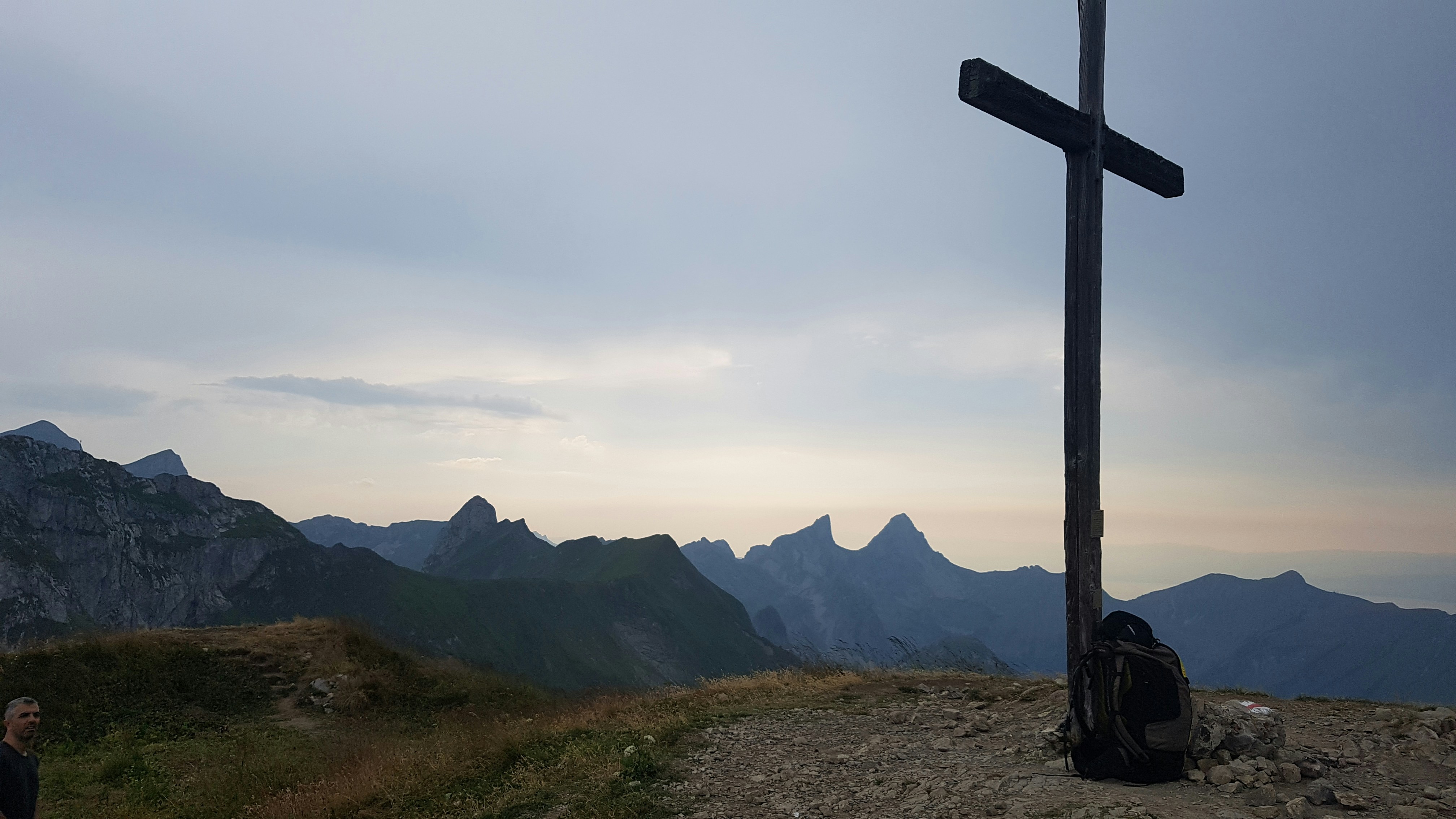 Une croix sur une montagne