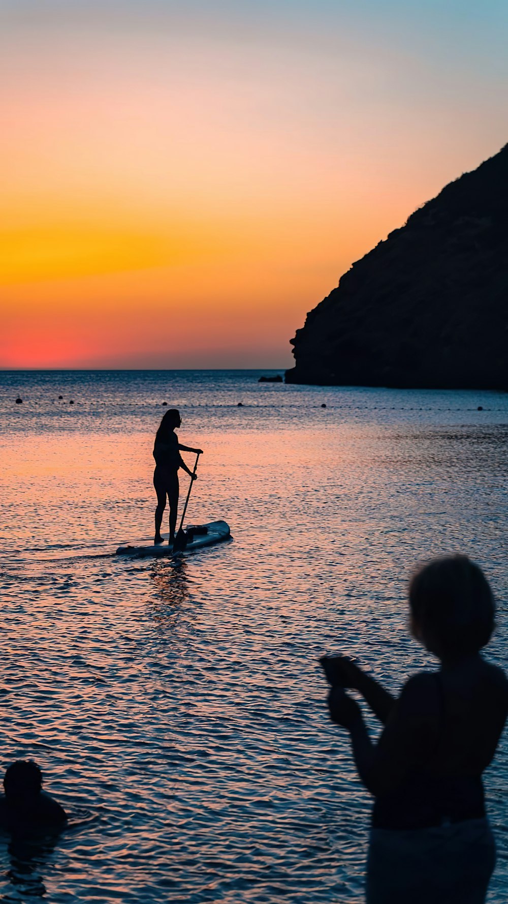 une personne sur une planche de surf dans l’eau