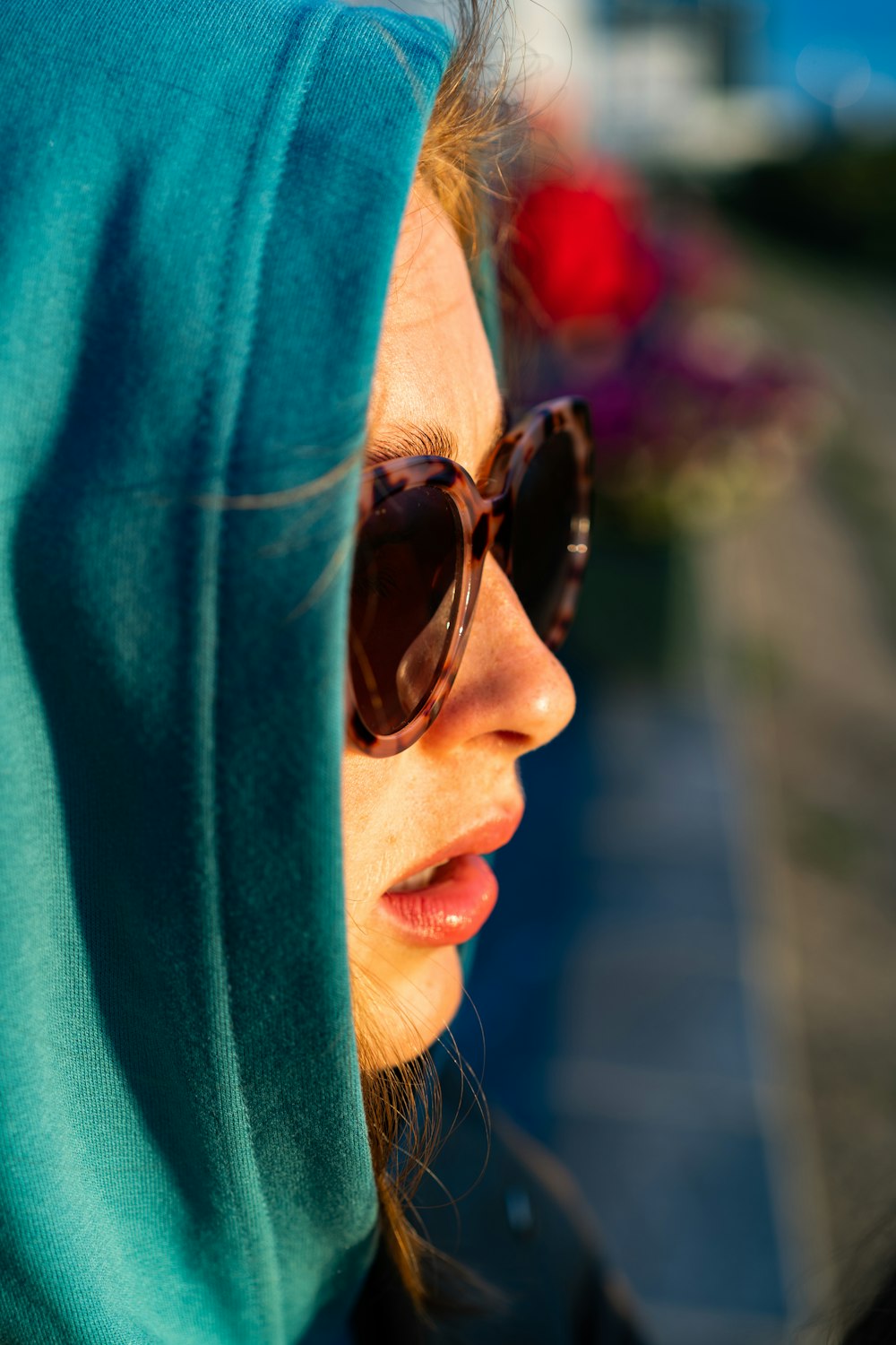 une personne portant des lunettes de soleil