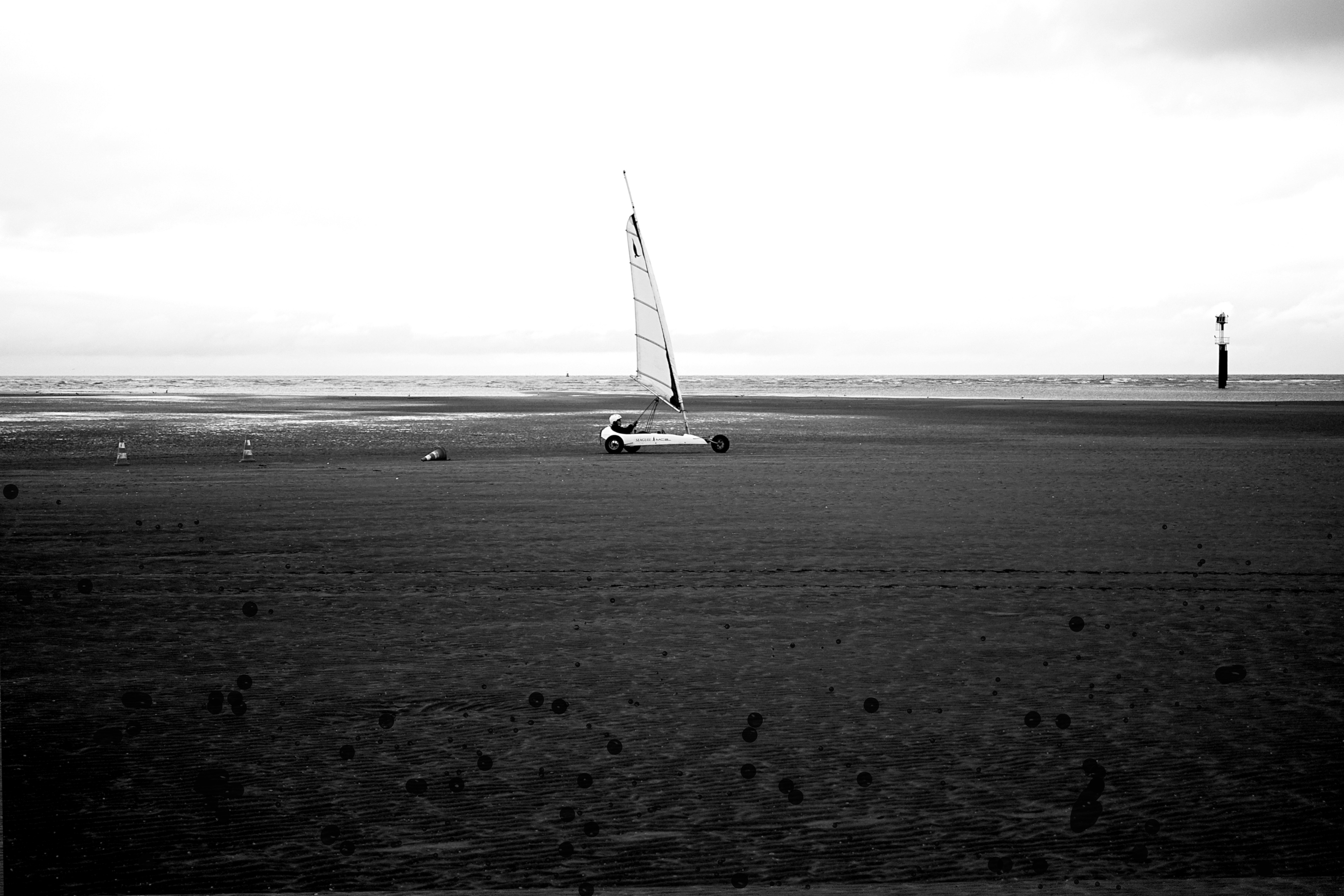 una barca a vela su una spiaggia