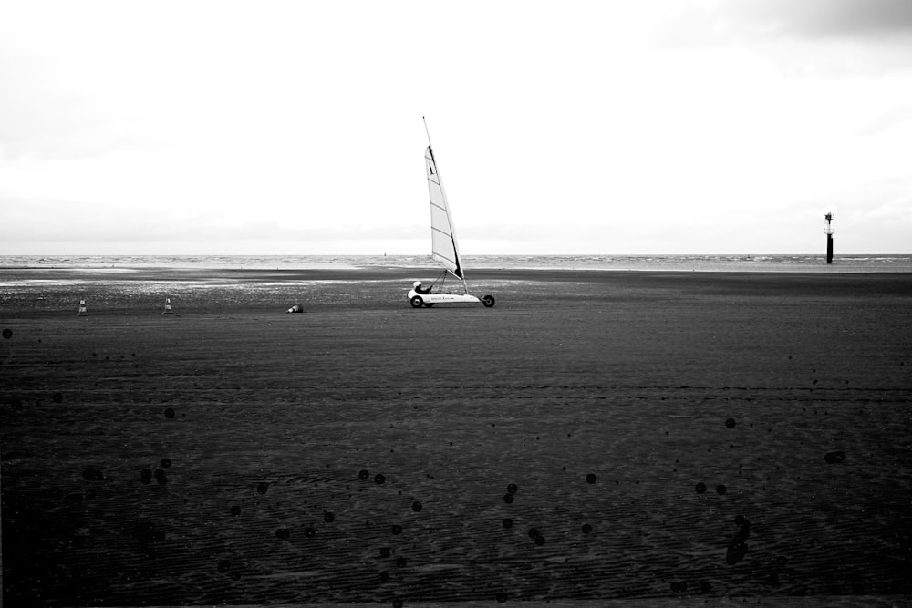 Un velero en una playa
