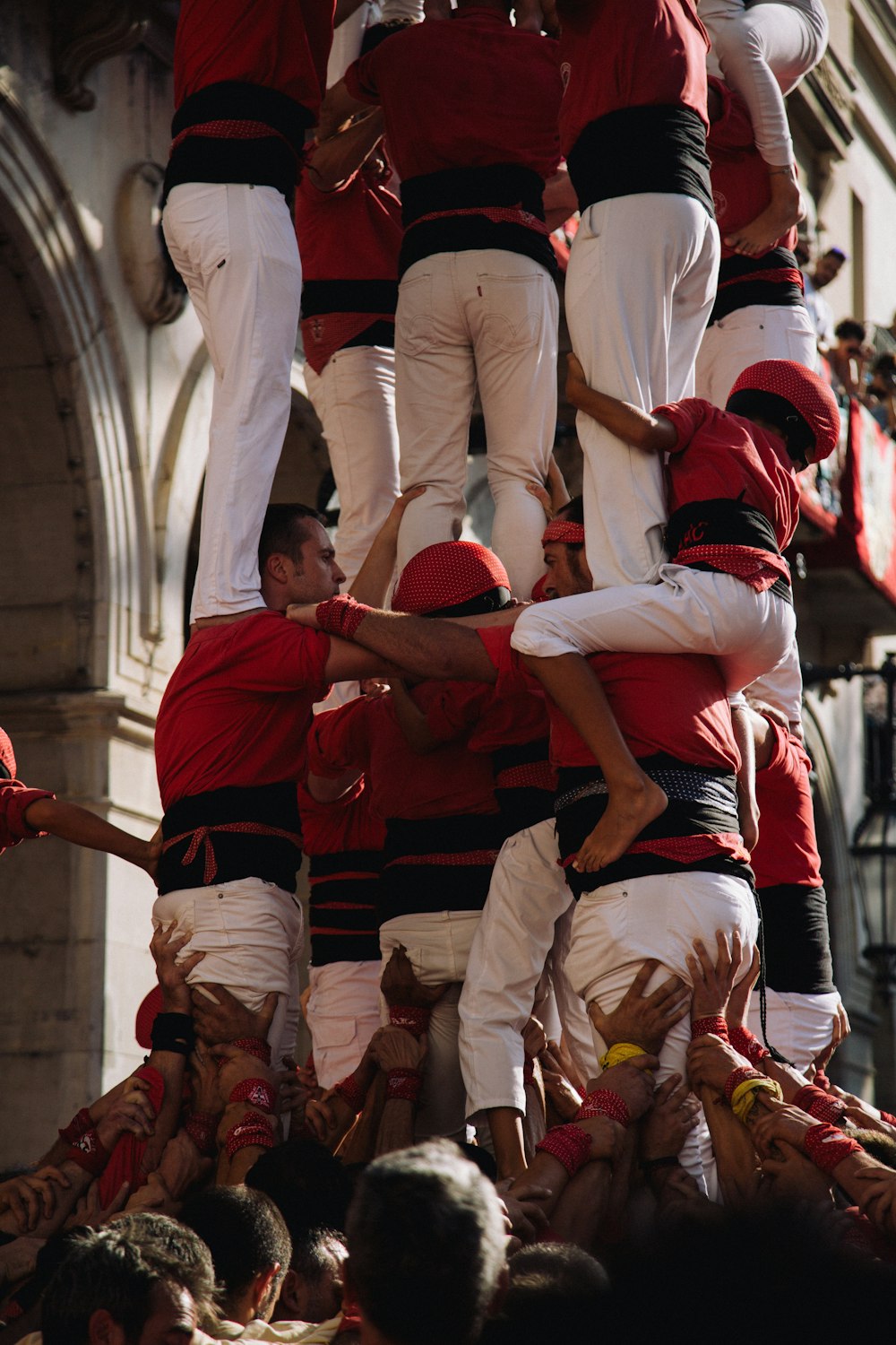 Un grupo de personas en una multitud