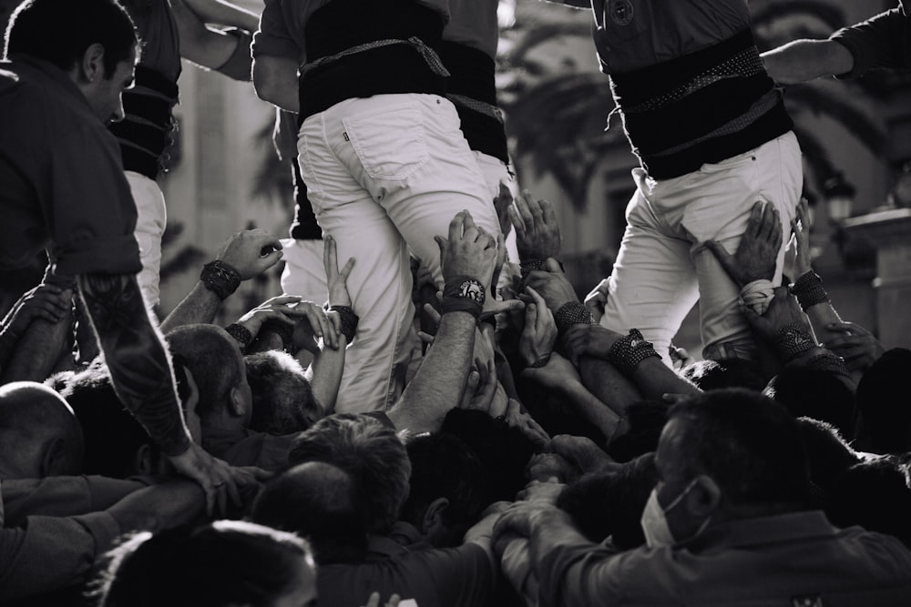 Un grupo de personas en una multitud