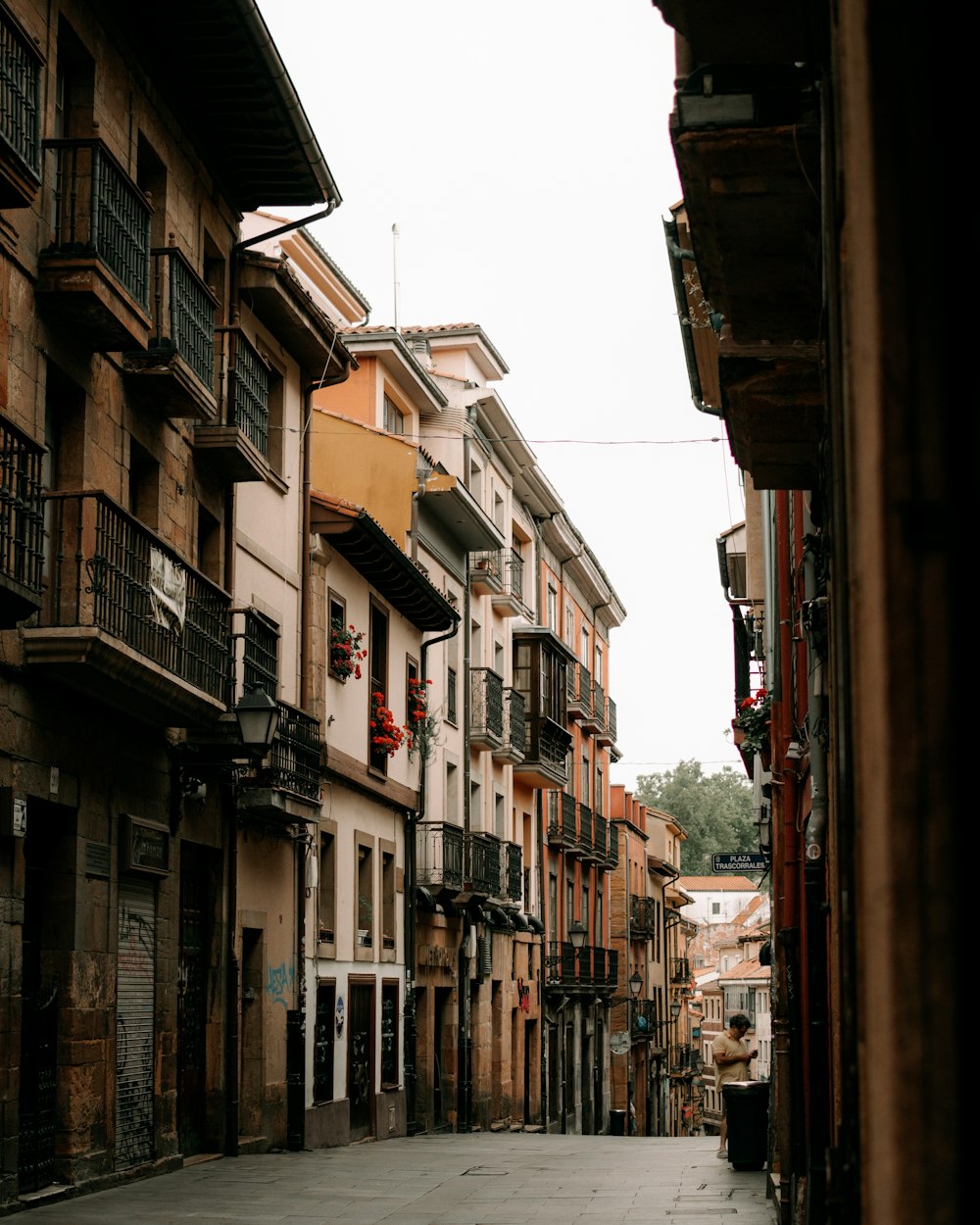 uma rua com edifícios em ambos os lados