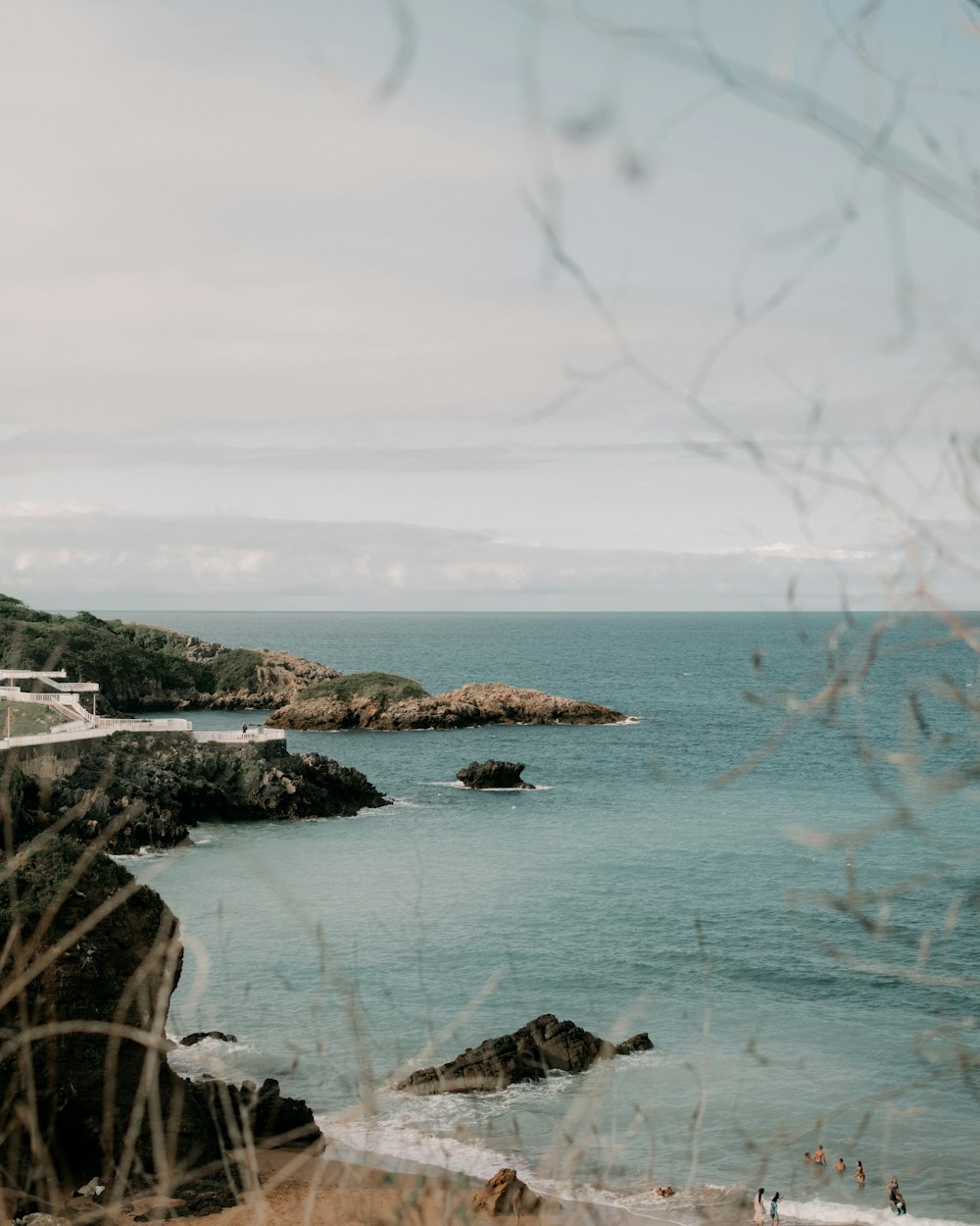 Une plage avec un coup de foudre