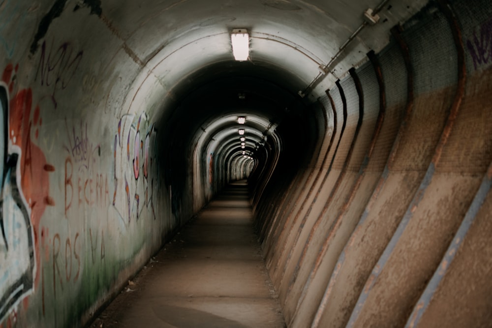 Un tunnel avec des graffitis sur les murs