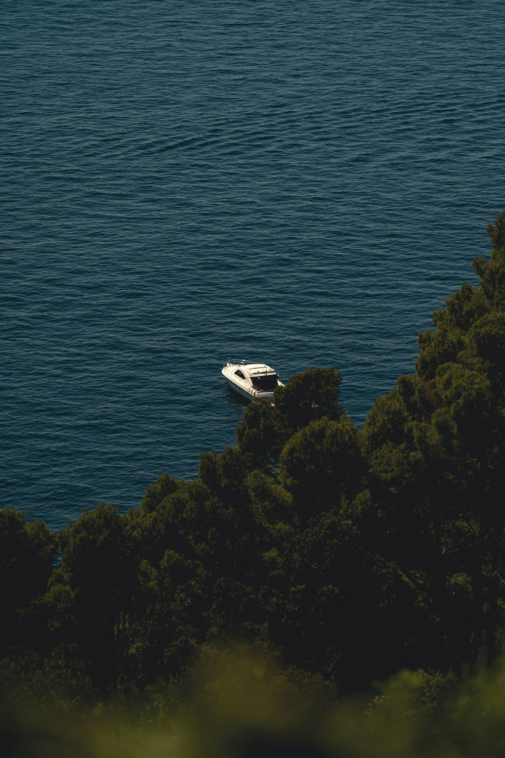 Ein Boot auf dem Wasser