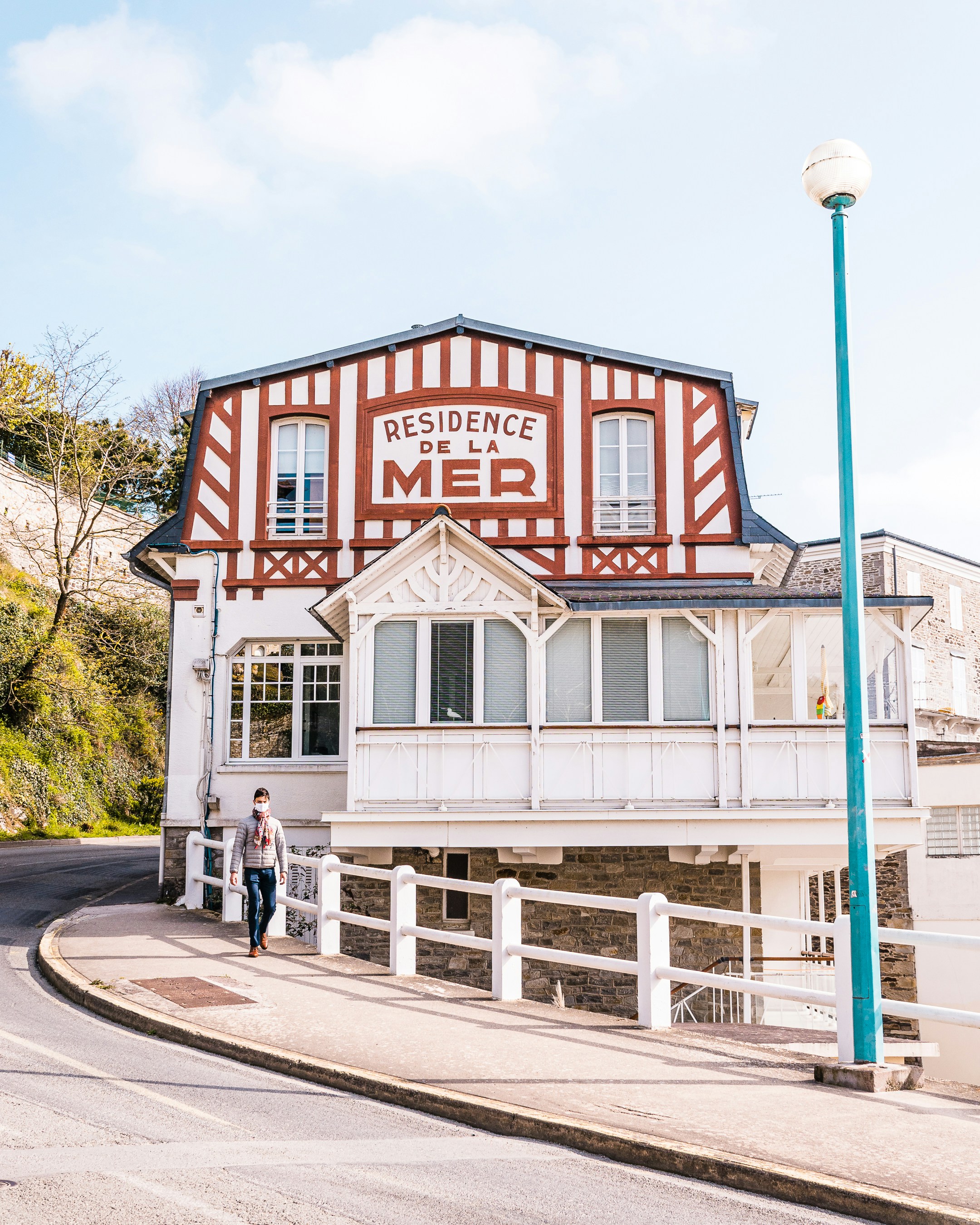 eine Person, die vor einem Gebäude steht