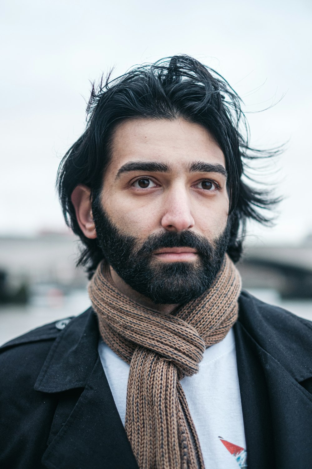 Un homme avec une barbe et un foulard