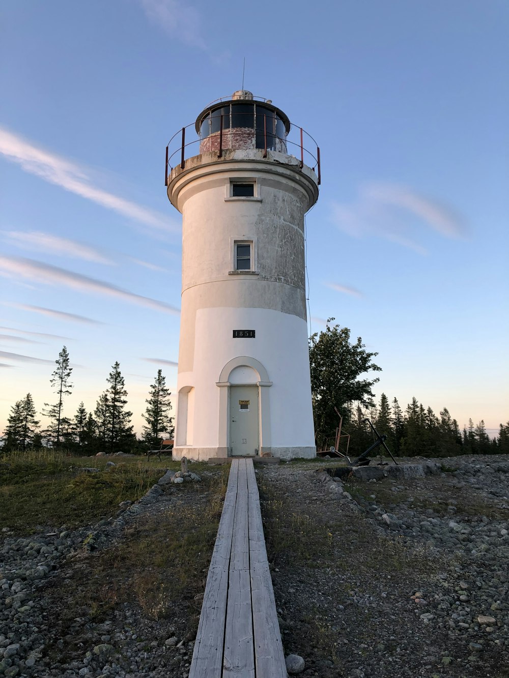 Un faro en una colina