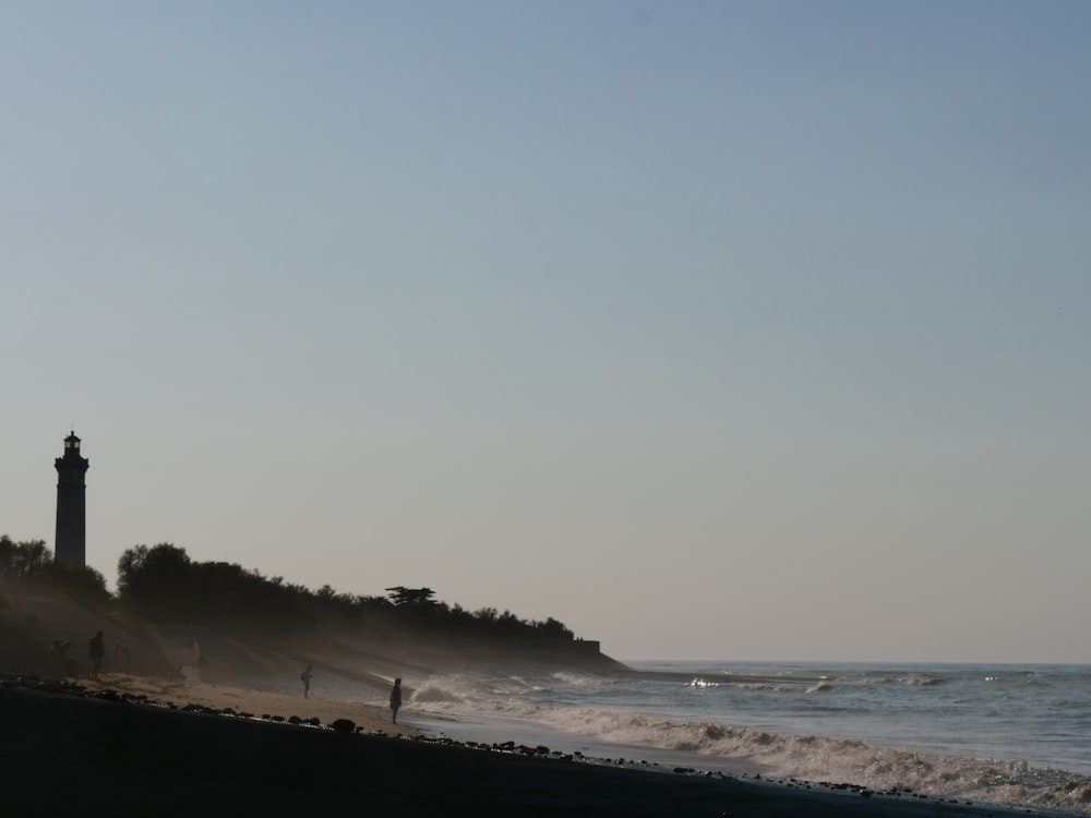 uma praia com uma estátua sobre ela