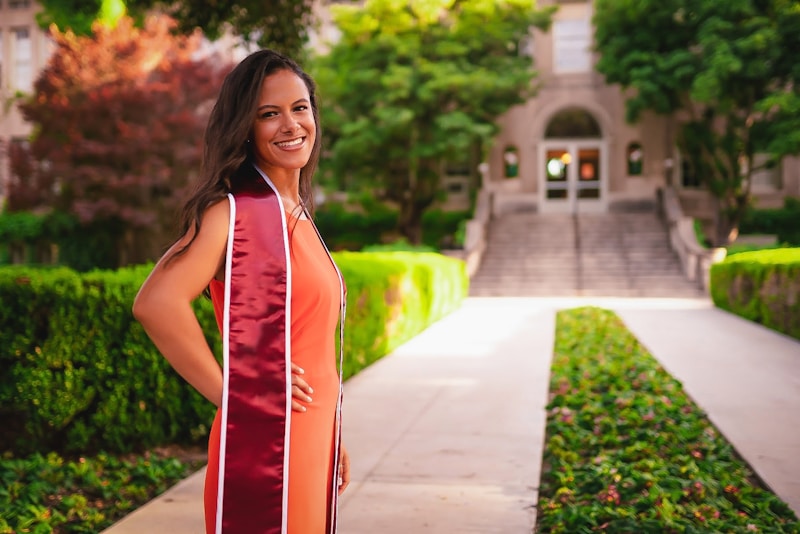 femme posant à l'extérieur