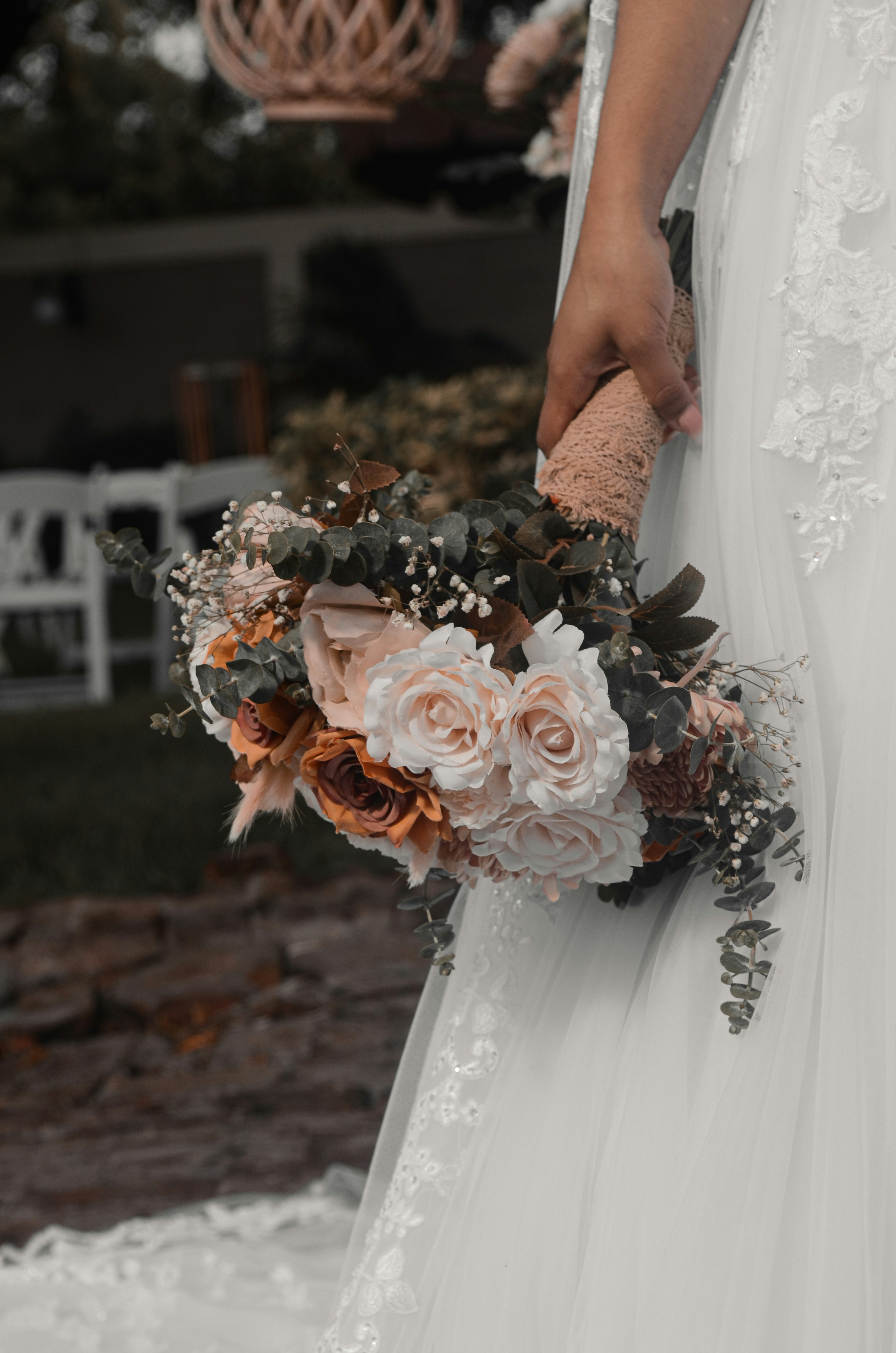 eine Person, die einen Blumenstrauß hält