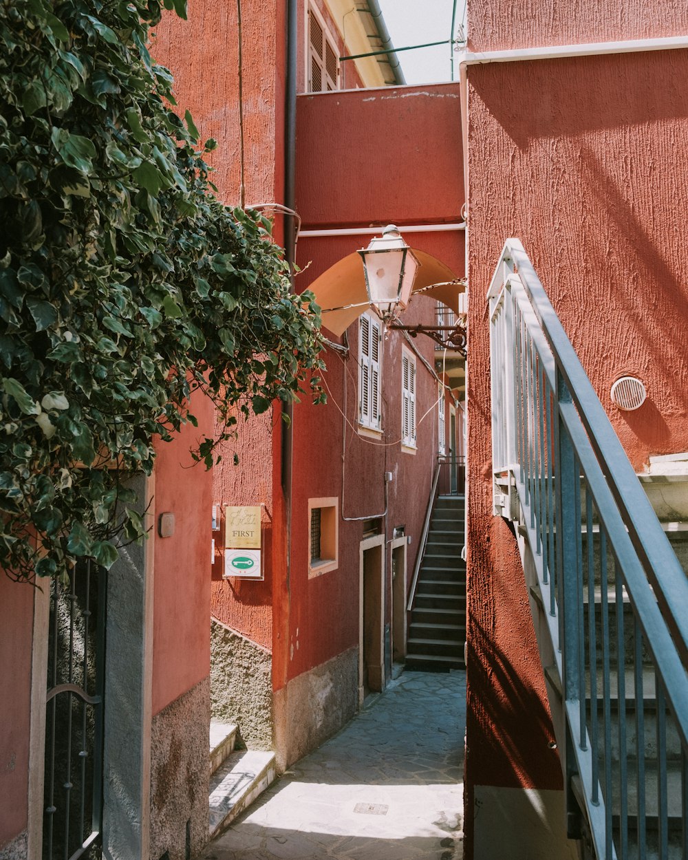 a narrow alley between two buildings