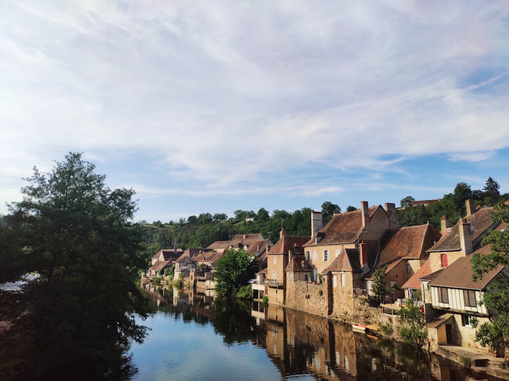 une rivière avec des maisons le long