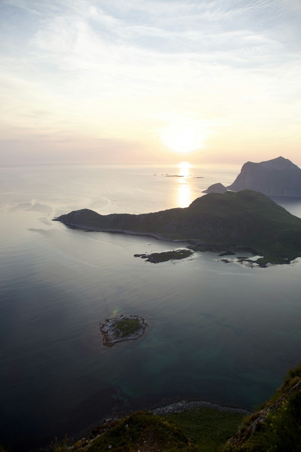 uno specchio d'acqua con terra nella parte posteriore