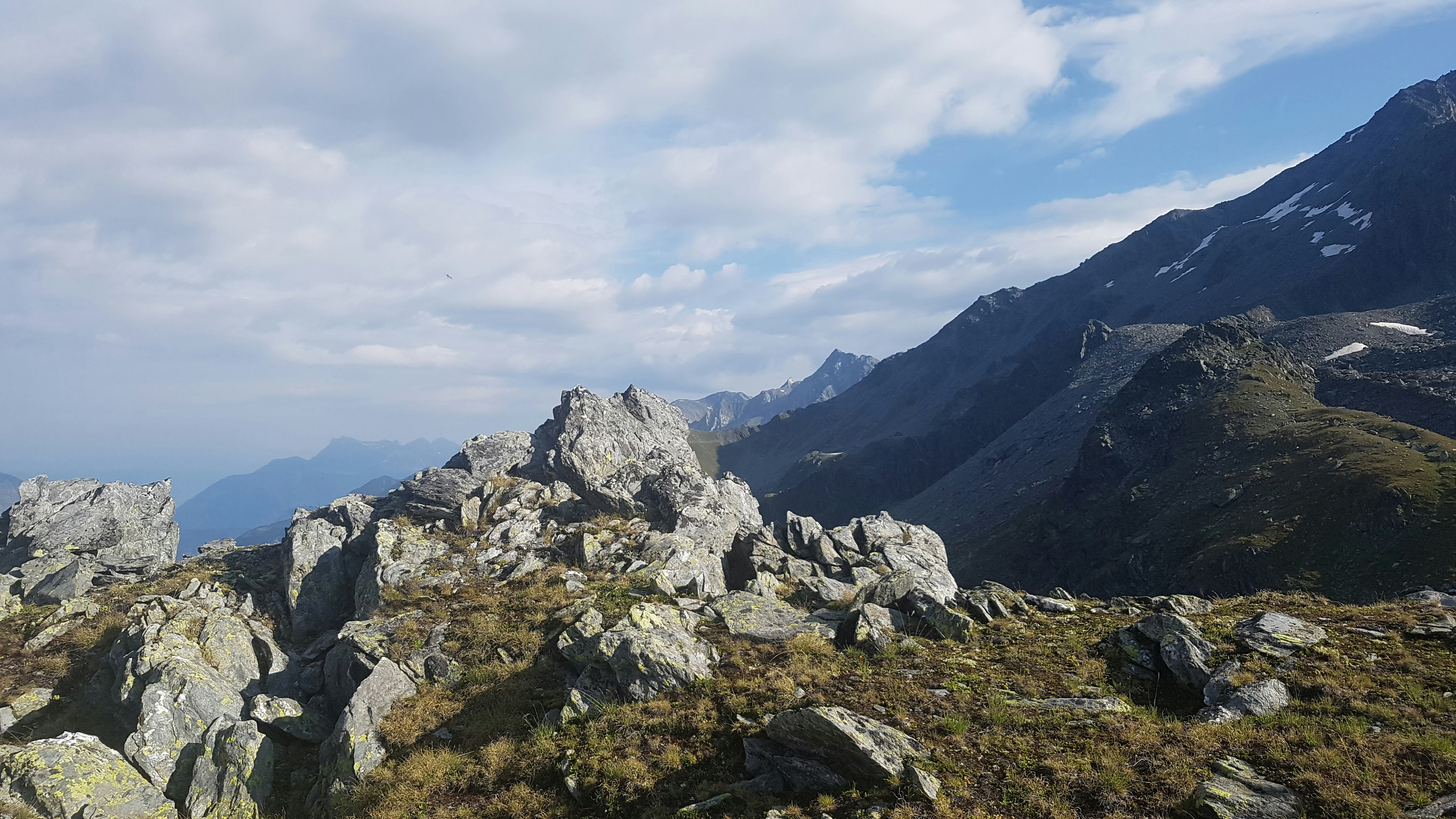 Un flanc de montagne rocheuse