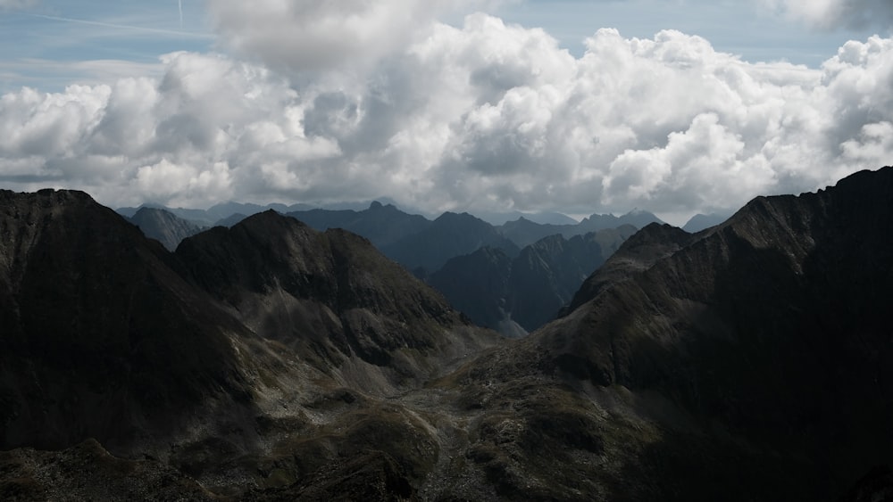 Une chaîne de montagnes avec des nuages