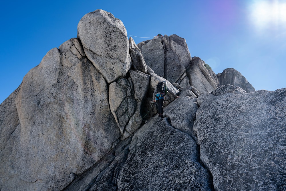 Eine Person, die auf einen Felsen klettert