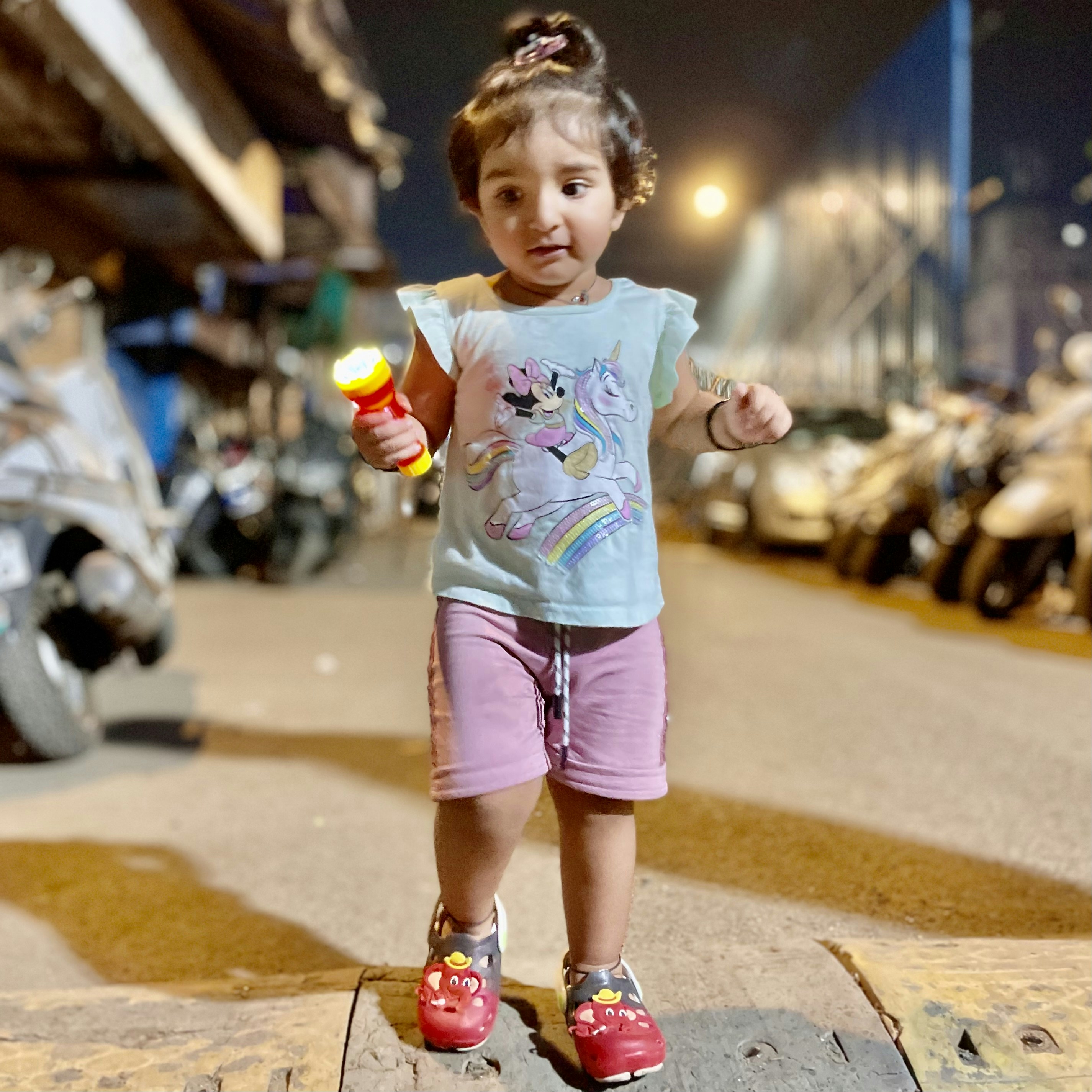 Una niña sosteniendo un juguete