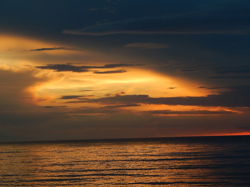 un coucher de soleil sur un plan d’eau