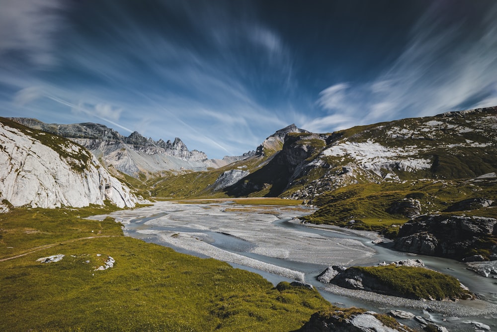 um rio que atravessa uma região montanhosa nevada