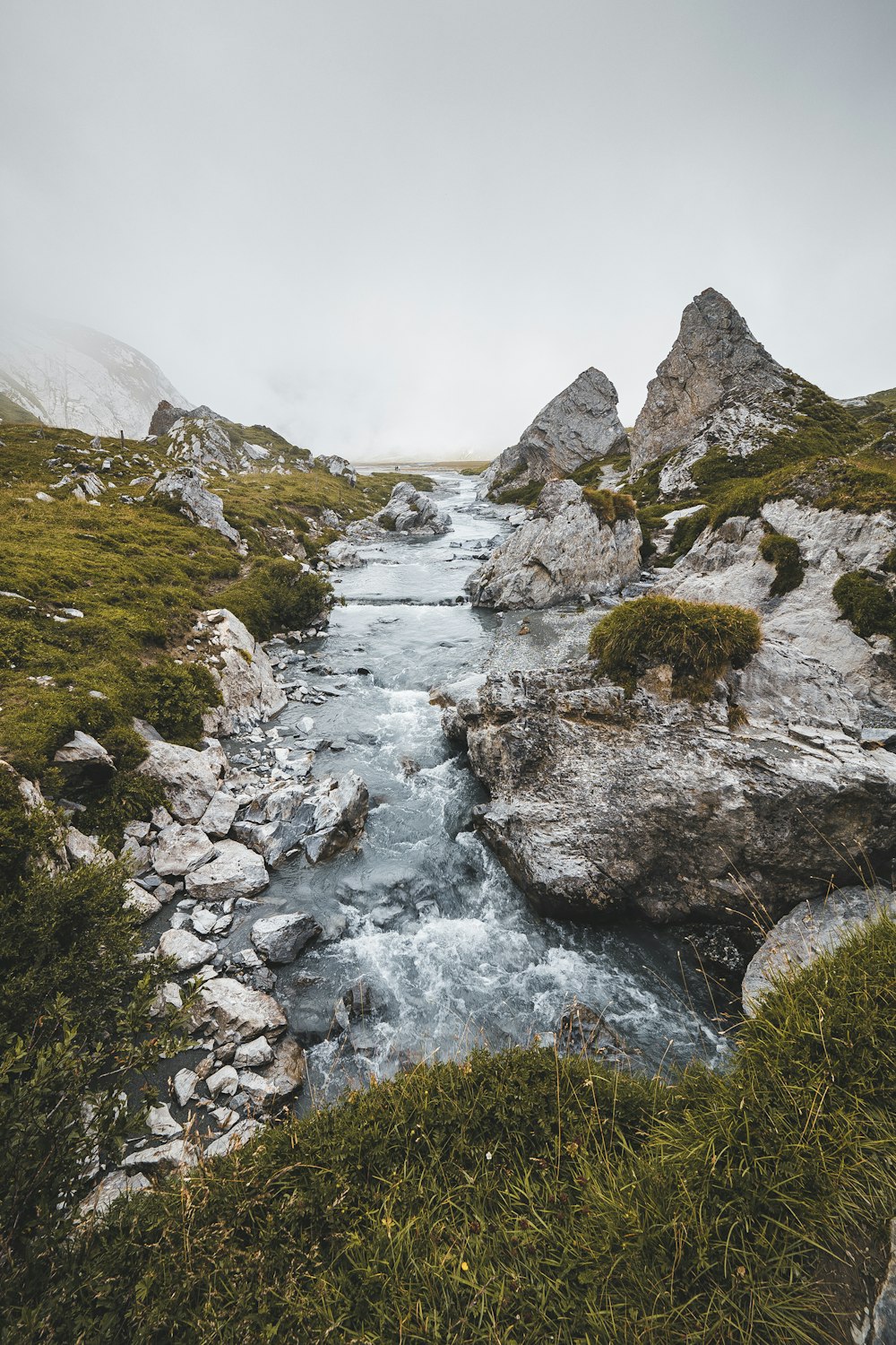 um rio que atravessa uma área rochosa