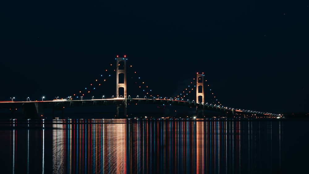 Un ponte con luci di notte