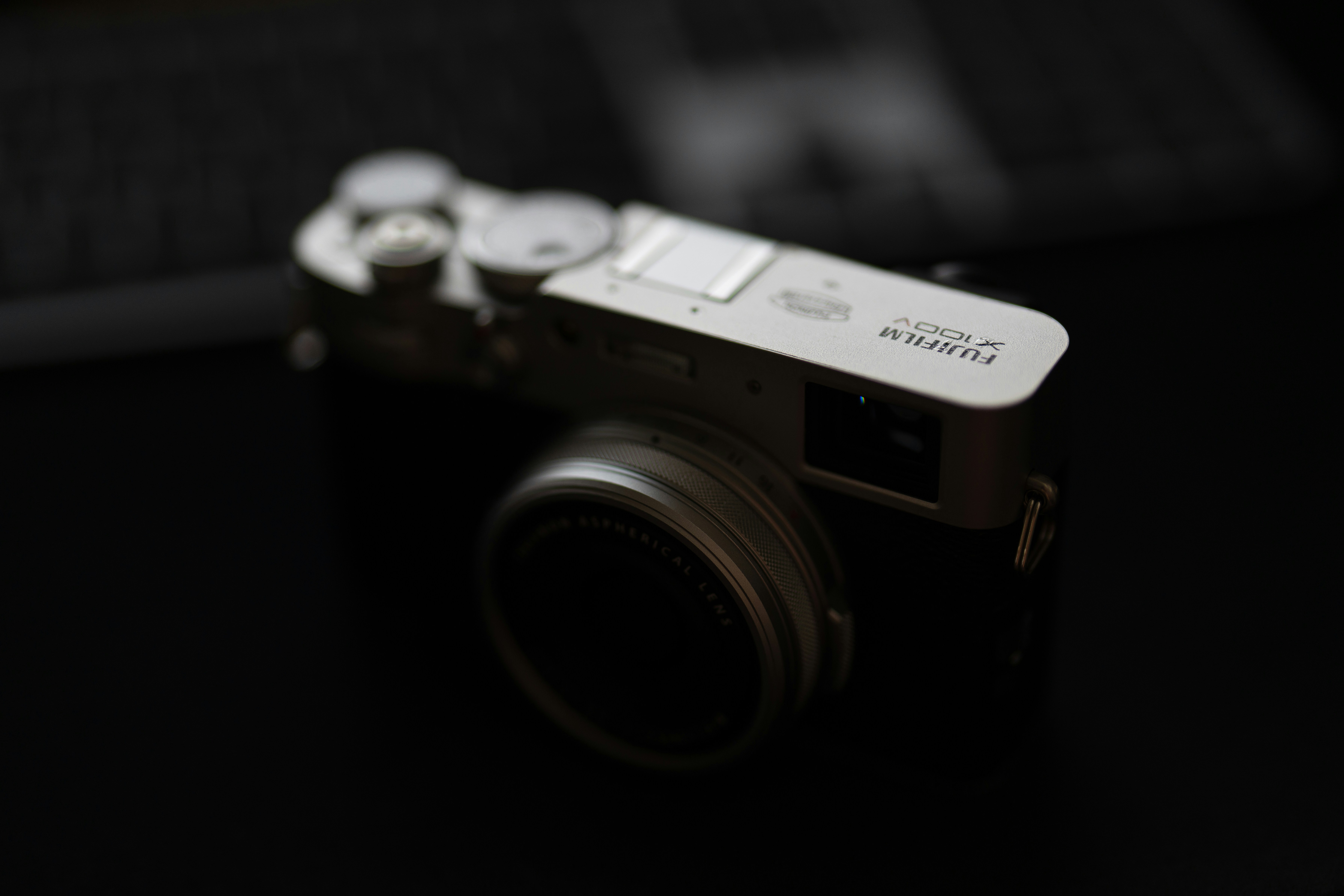 ein Schwarz-Weiß-Foto einer Kamera