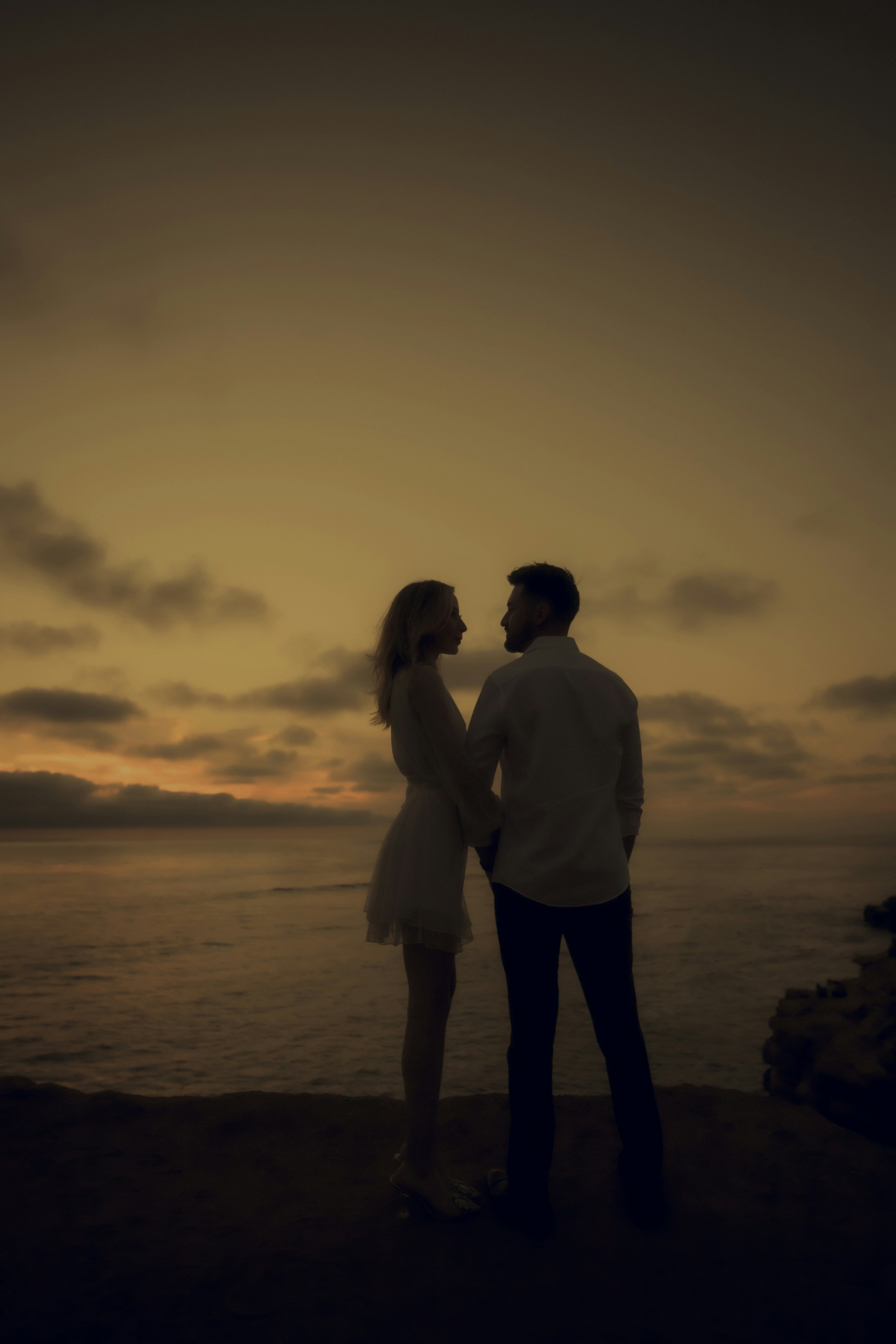 Ein Mann und eine Frau küssen sich am Strand