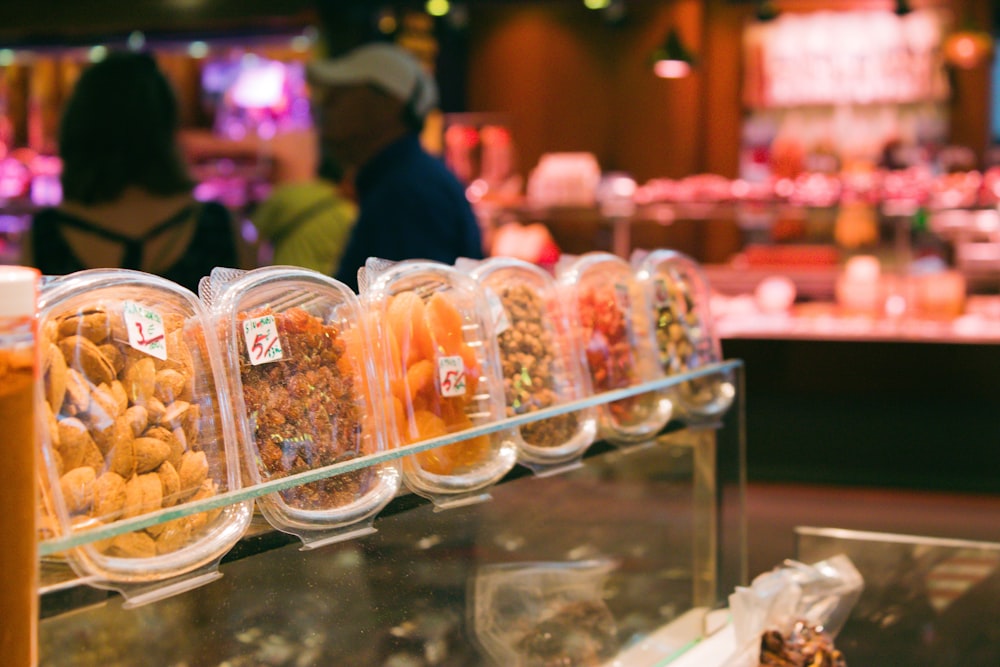 un groupe de sacs de nourriture sur une étagère